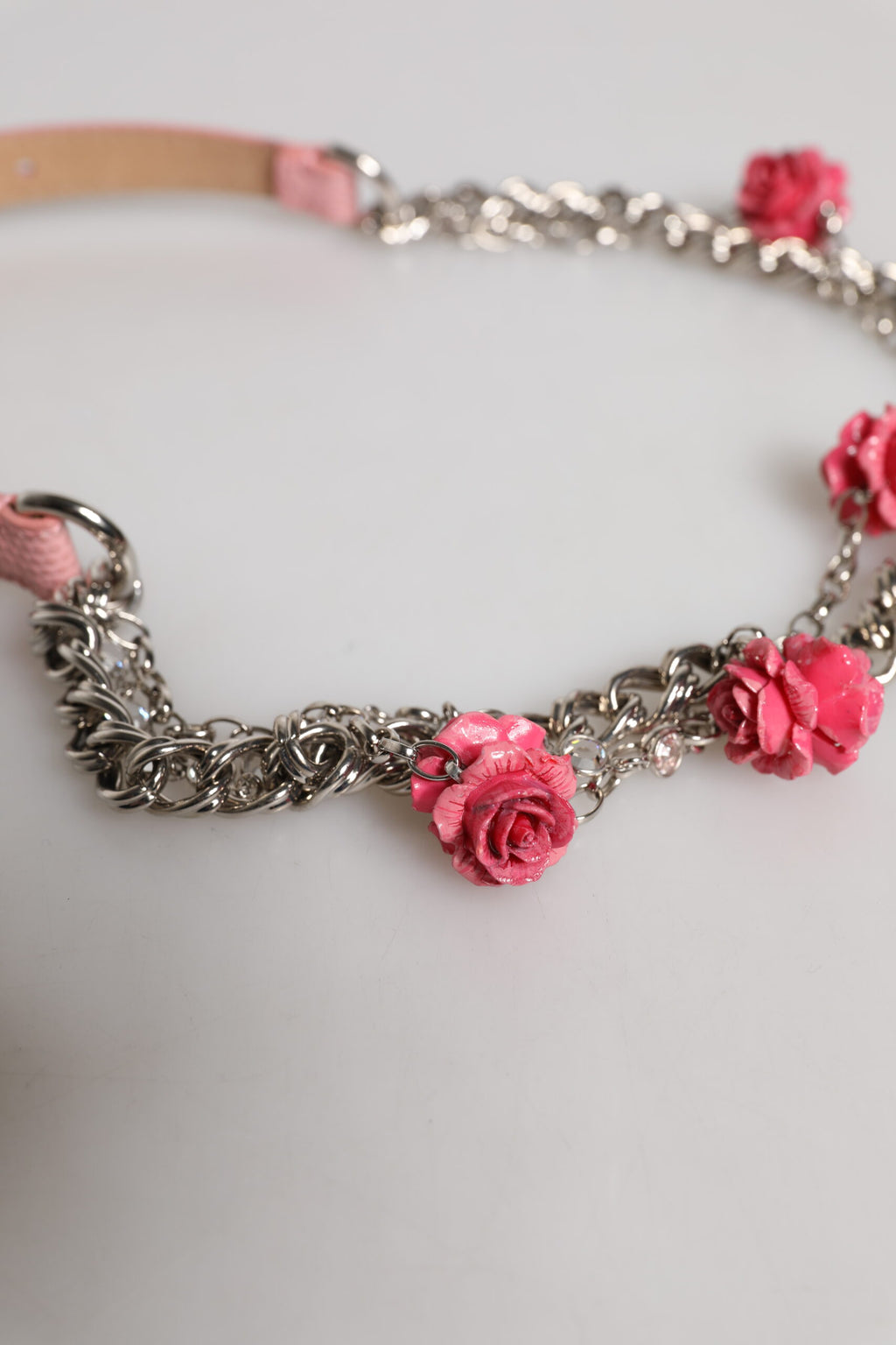 Ceinture en cuir texturé rose ornée de roses