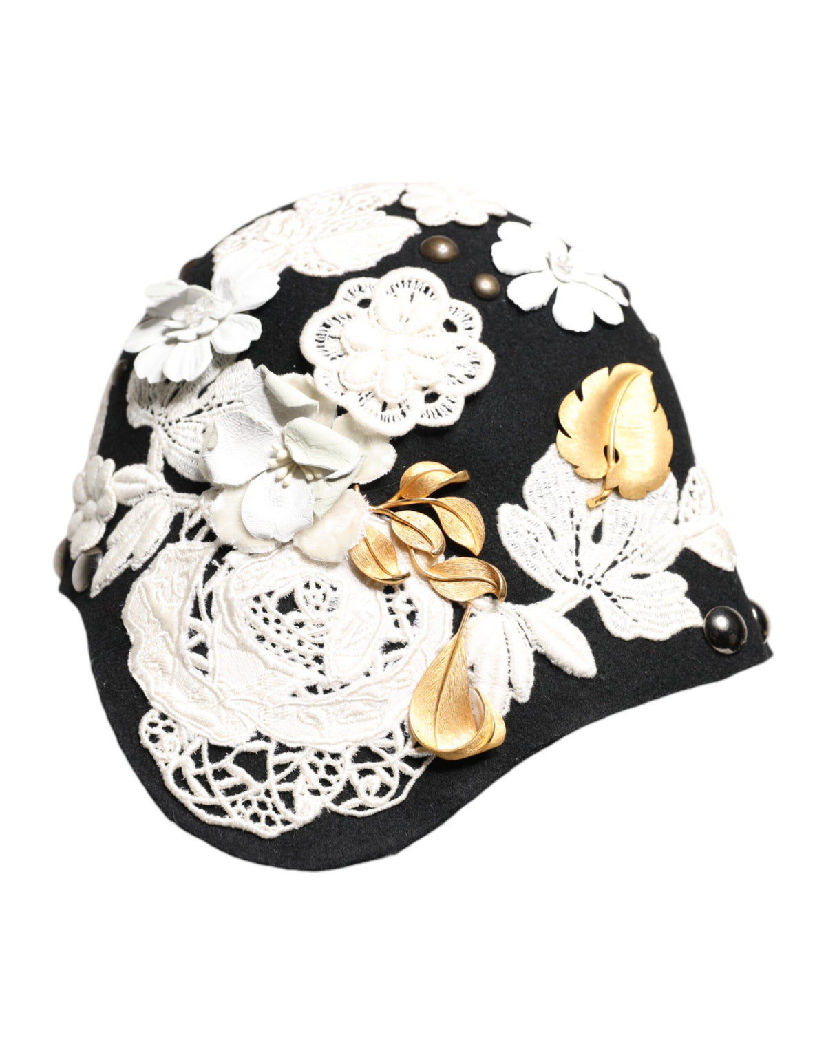 Chapeau cloche en laine noire avec motifs floraux blancs et feuilles d'or.