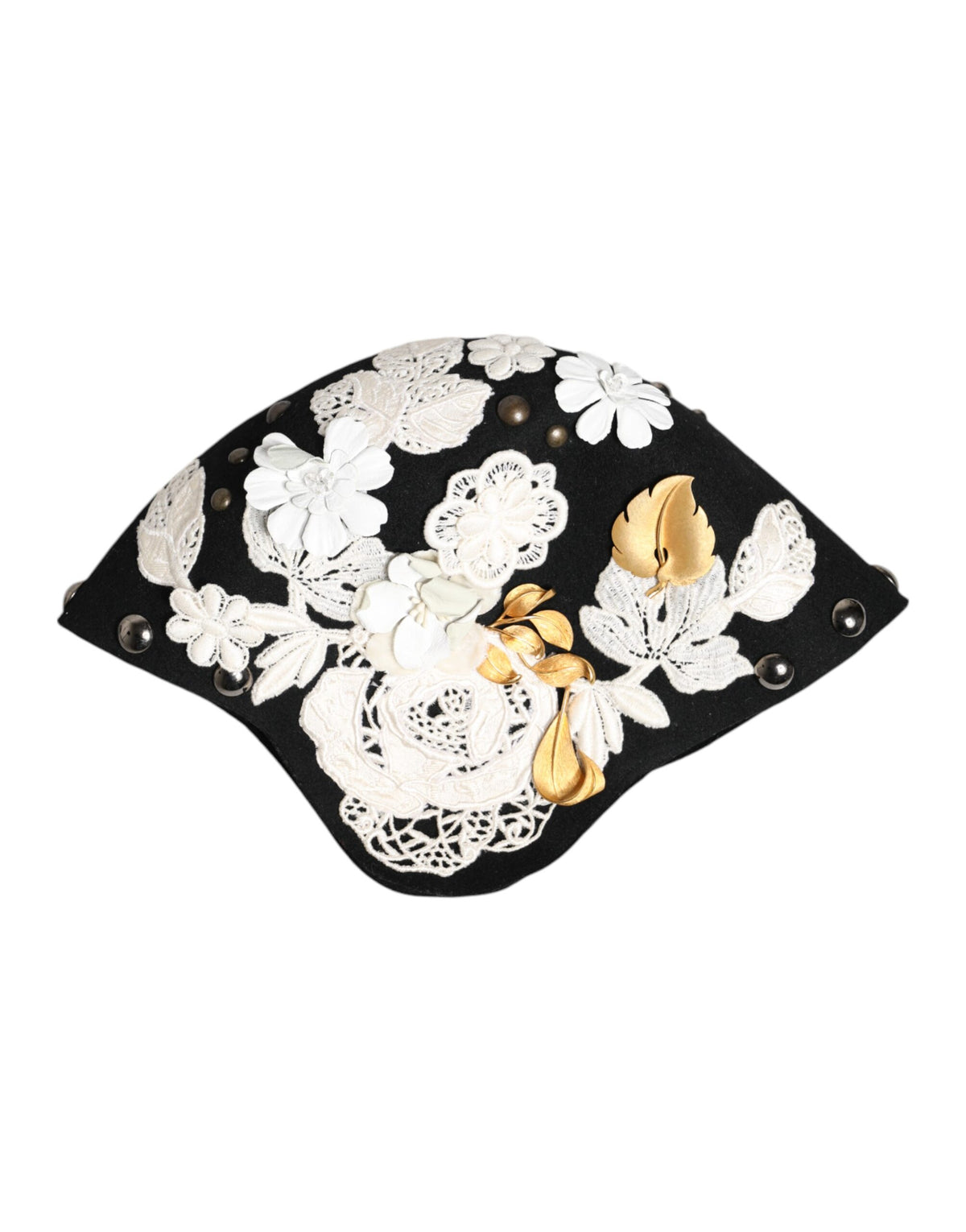 Chapeau cloche en laine noire avec motifs floraux blancs et feuilles d'or.
