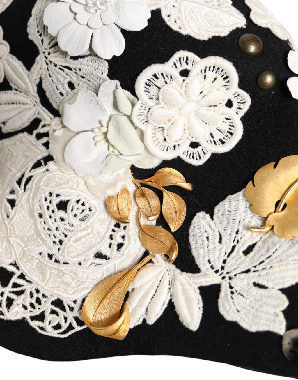 Chapeau cloche en laine noire avec motifs floraux blancs et feuilles d'or.
