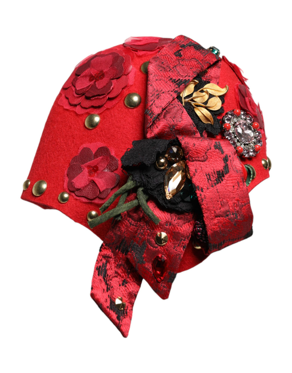 Chapeau décoré d'une broche en forme de roses dorées et de cristaux rouges.
