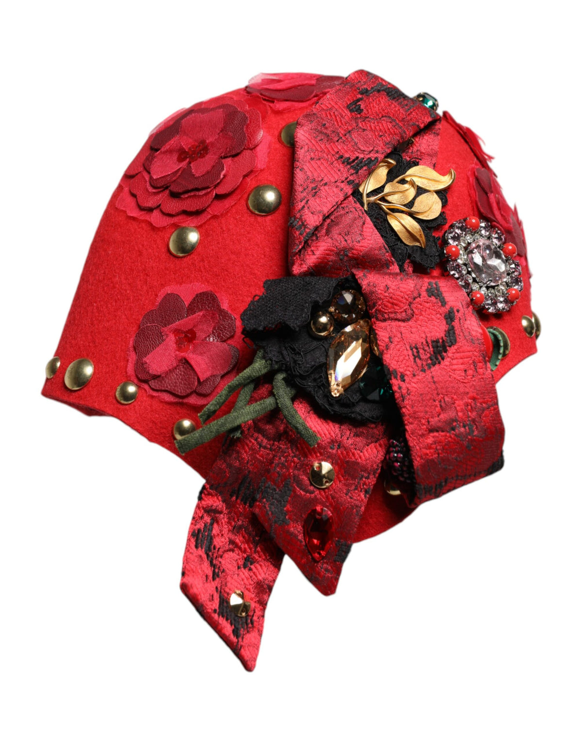 Chapeau décoré d'une broche en forme de roses dorées et de cristaux rouges.