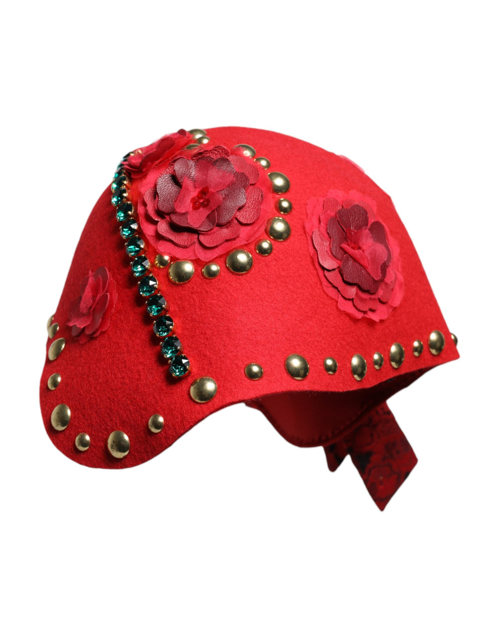 Chapeau décoré d'une broche en forme de roses dorées et de cristaux rouges.