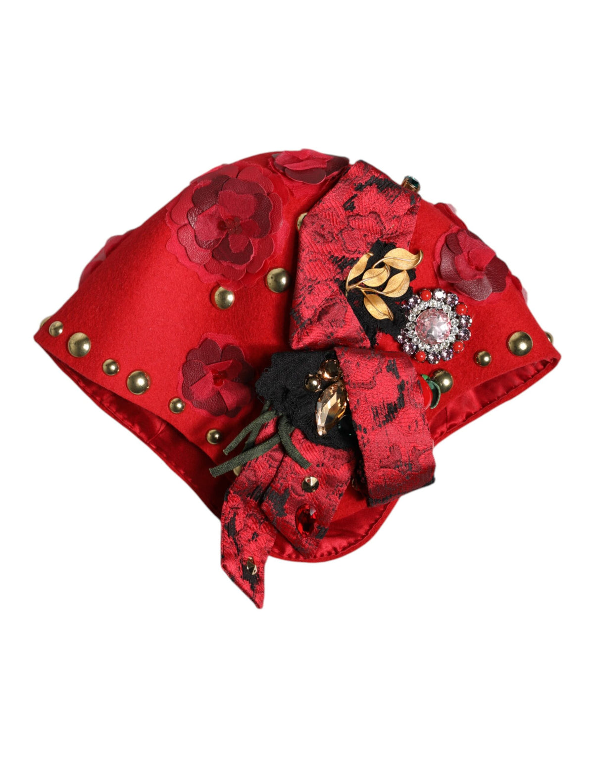 Chapeau décoré d'une broche en forme de roses dorées et de cristaux rouges.