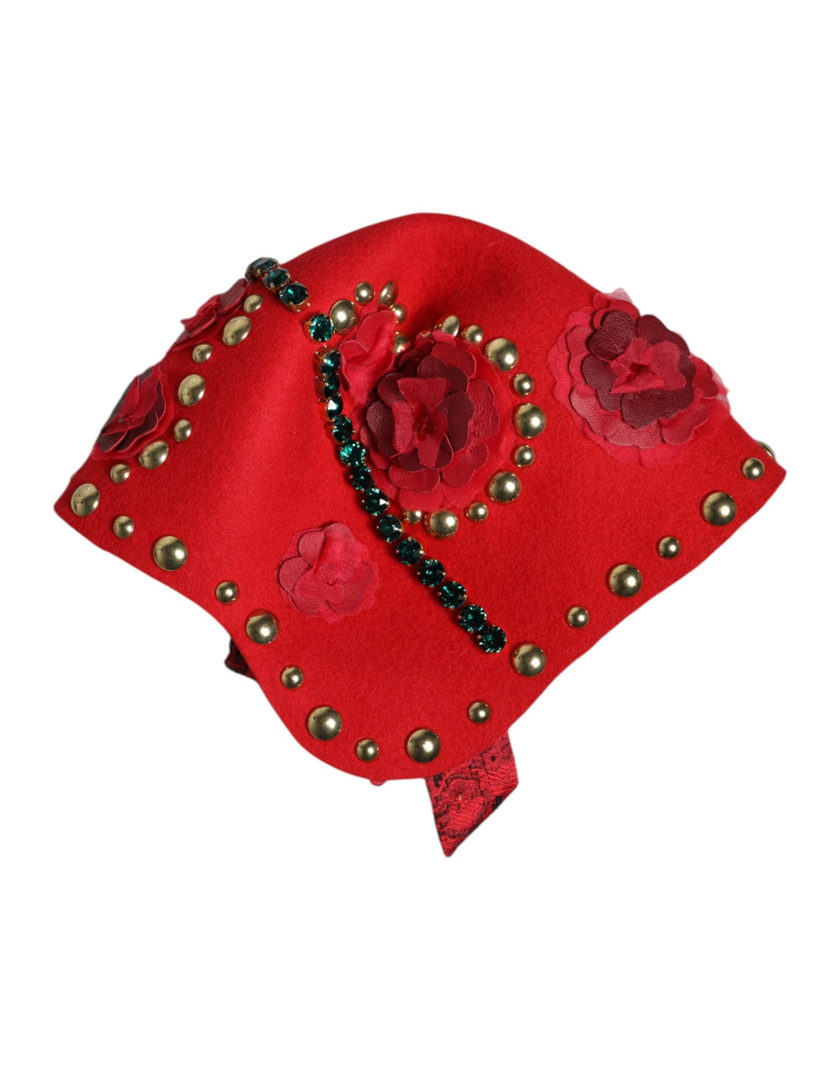 Chapeau décoré d'une broche en forme de roses dorées et de cristaux rouges.