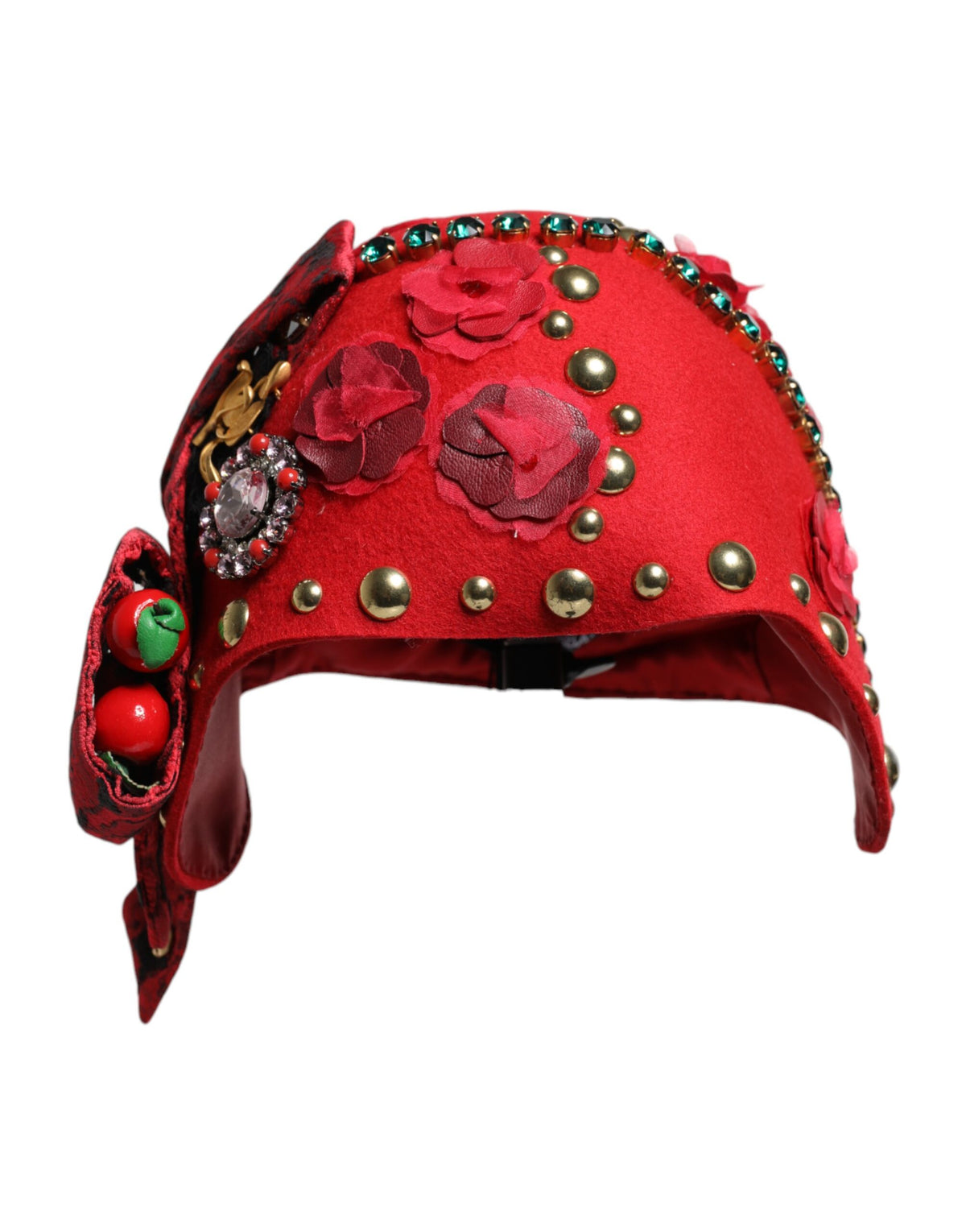 Chapeau décoré d'une broche en forme de roses dorées et de cristaux rouges.
