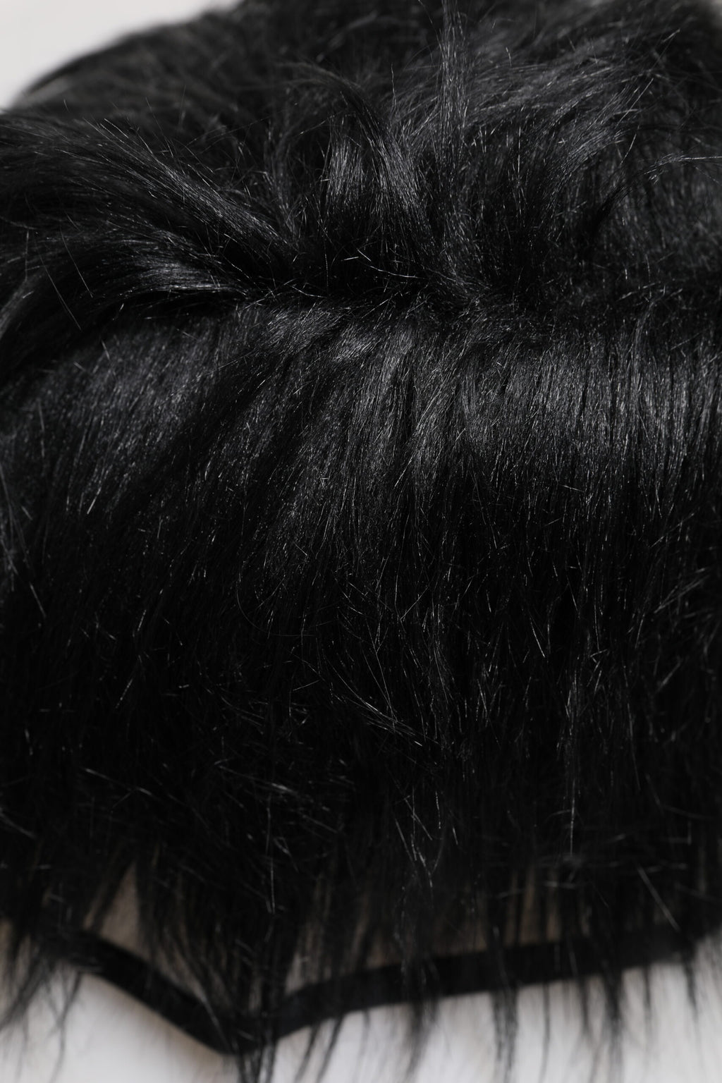 Chapeau cloche en fausse fourrure noire