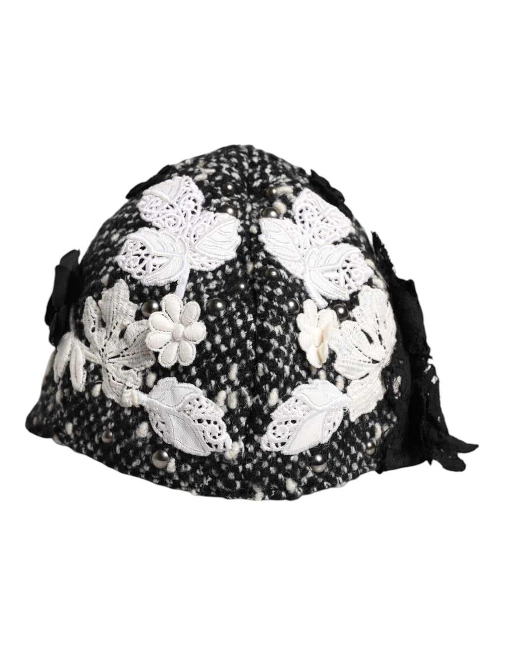 Chapeau cloche en laine noire avec décor floral blanc.
