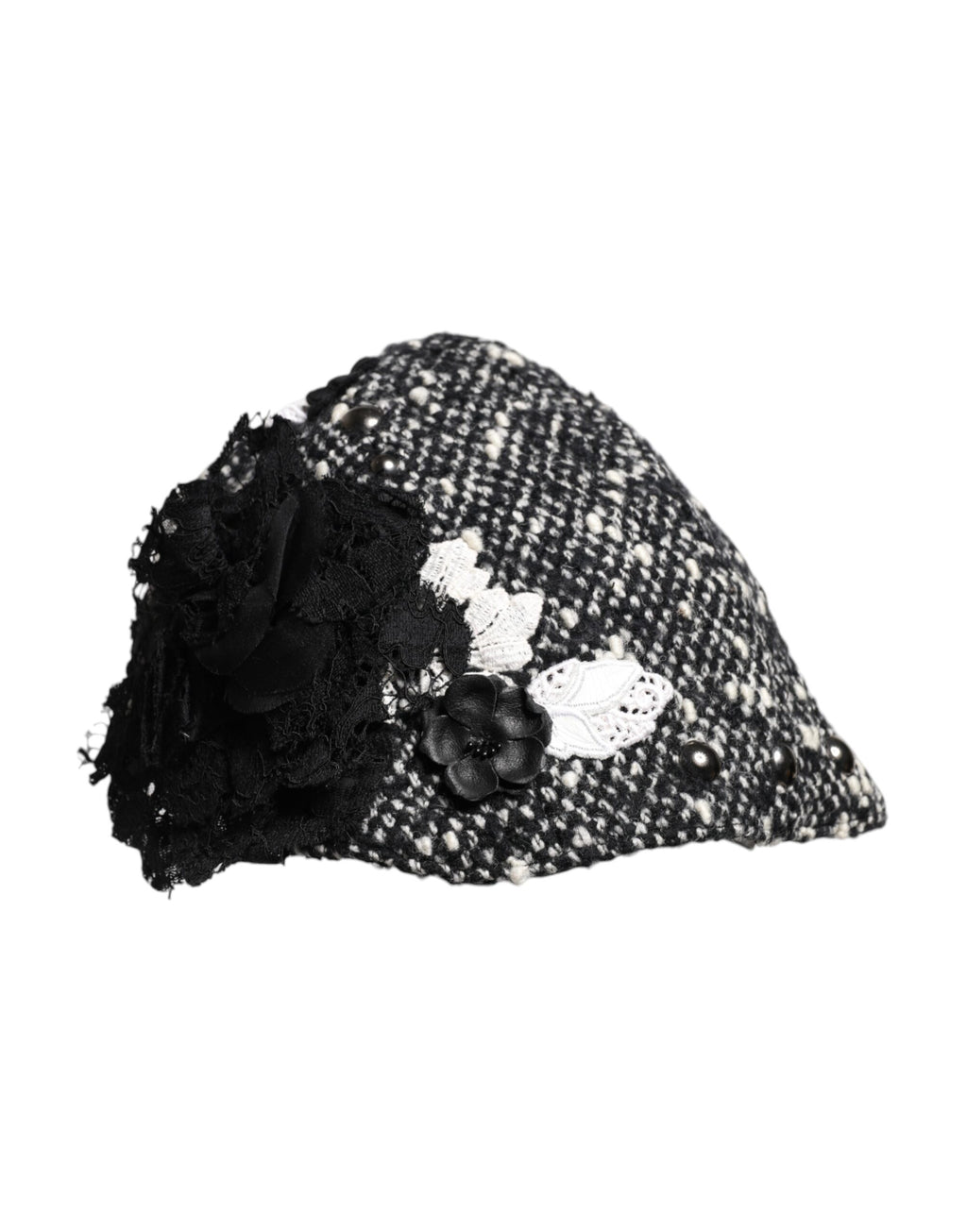 Chapeau cloche en laine noire avec décor floral blanc.