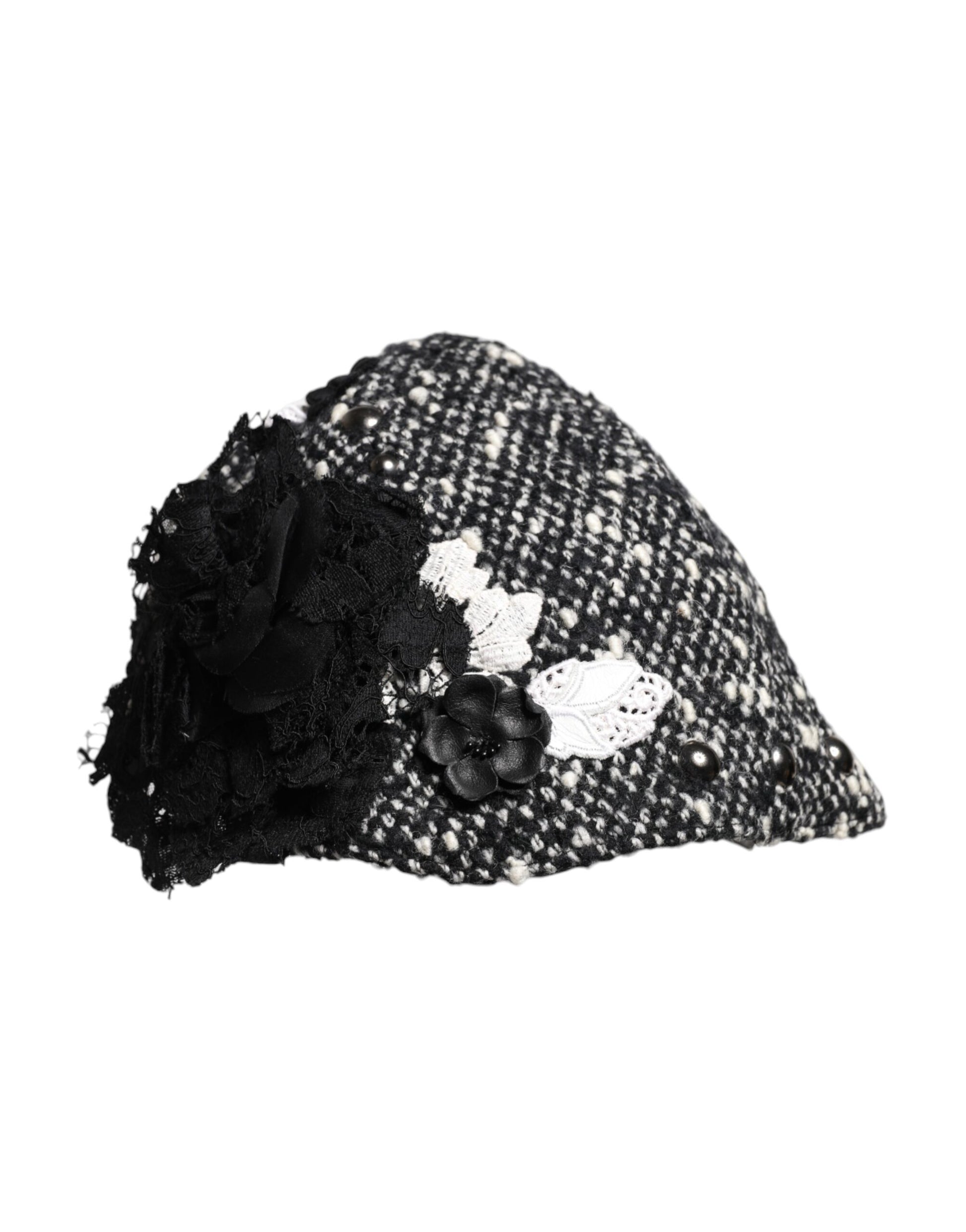 Chapeau cloche en laine noire avec décor floral blanc.