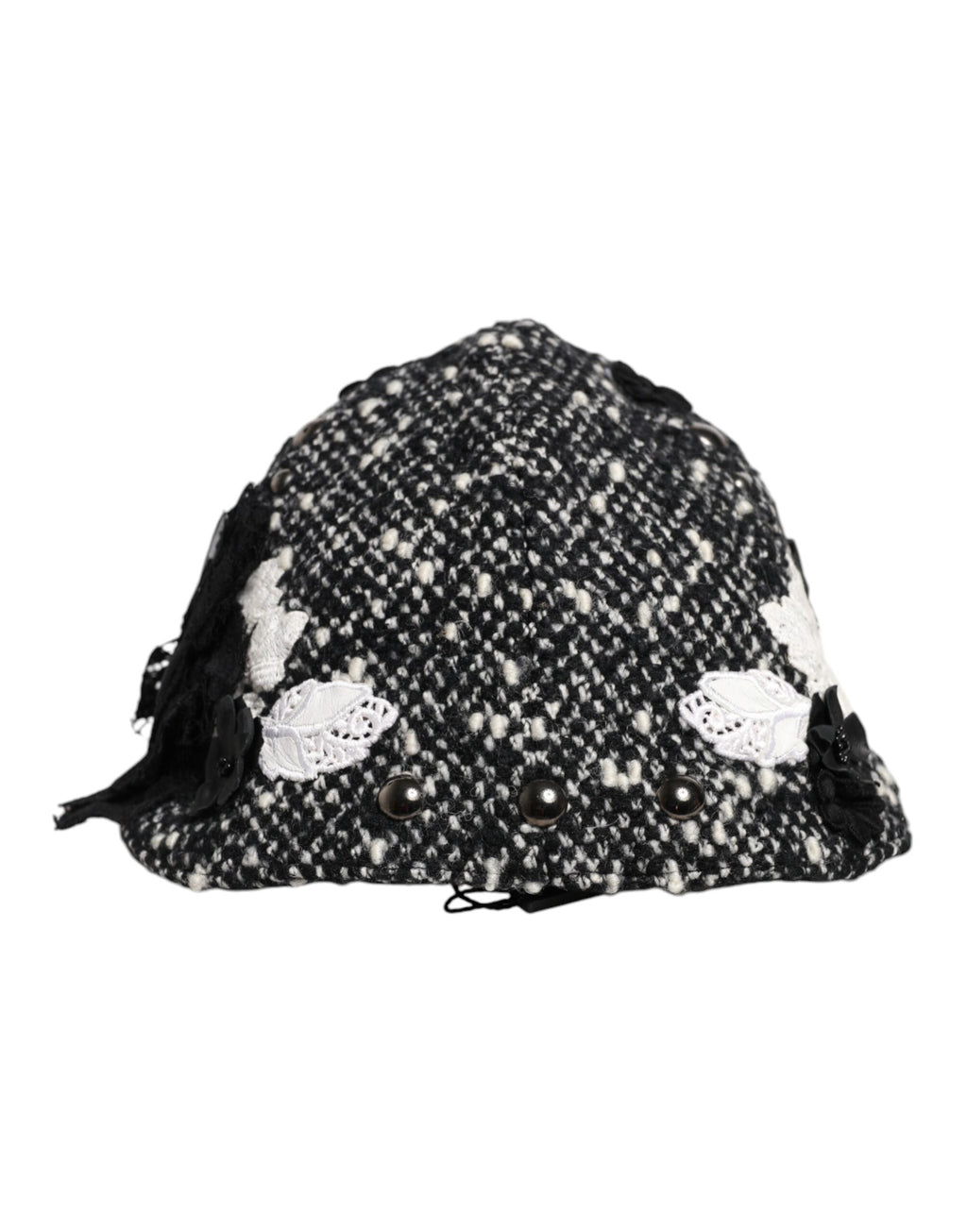 Chapeau cloche en laine noire avec décor floral blanc.