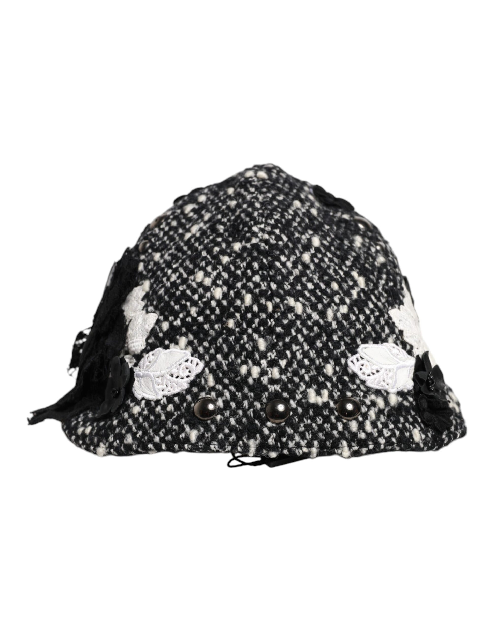 Chapeau cloche en laine noire avec décor floral blanc.