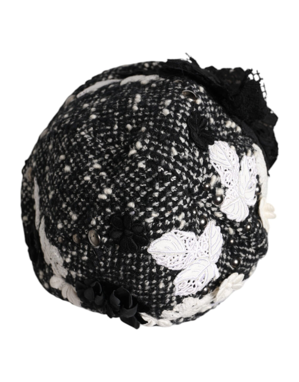 Chapeau cloche en laine noire avec décor floral blanc.