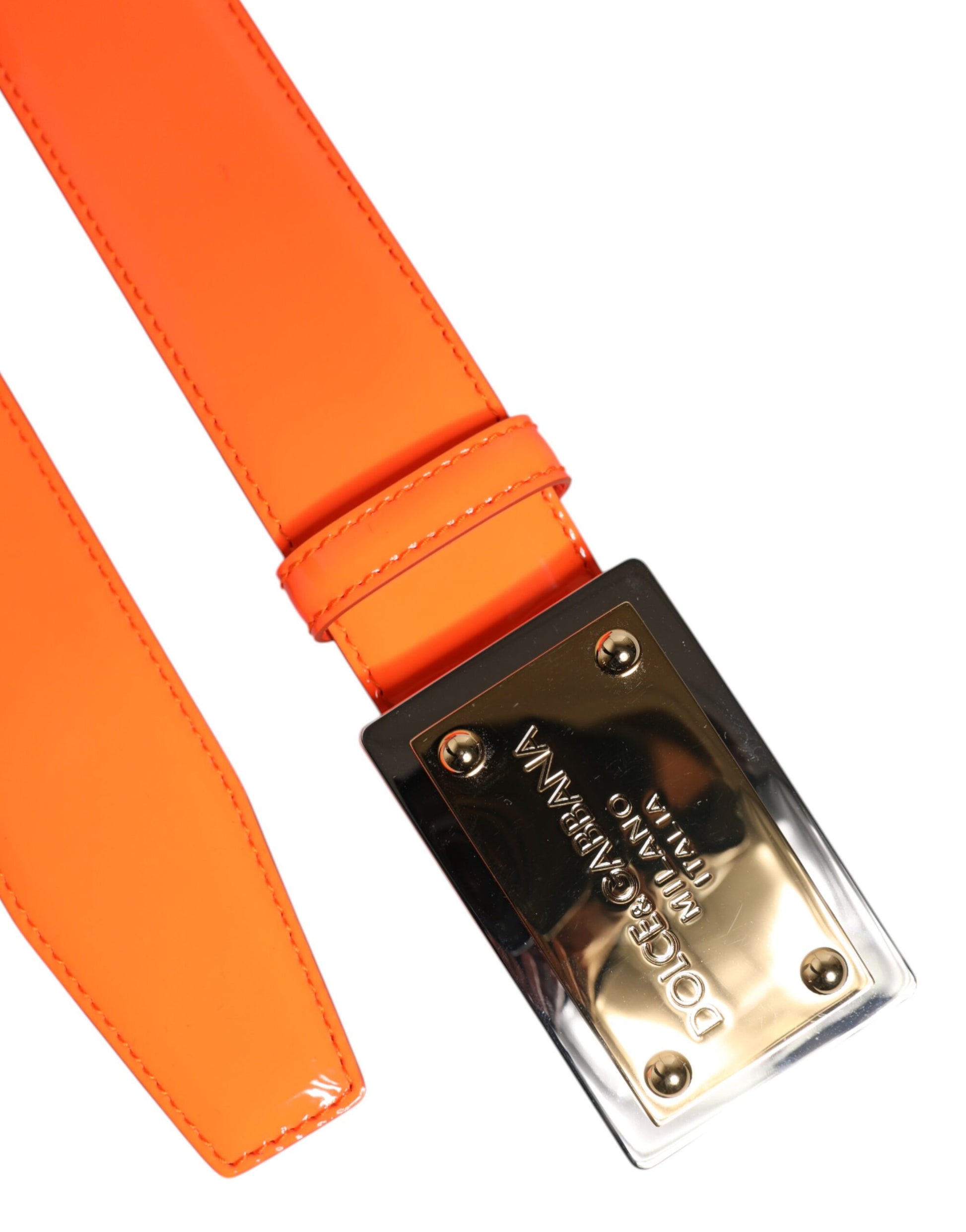 Ceinture à boucle en métal doré orange avec logo.
