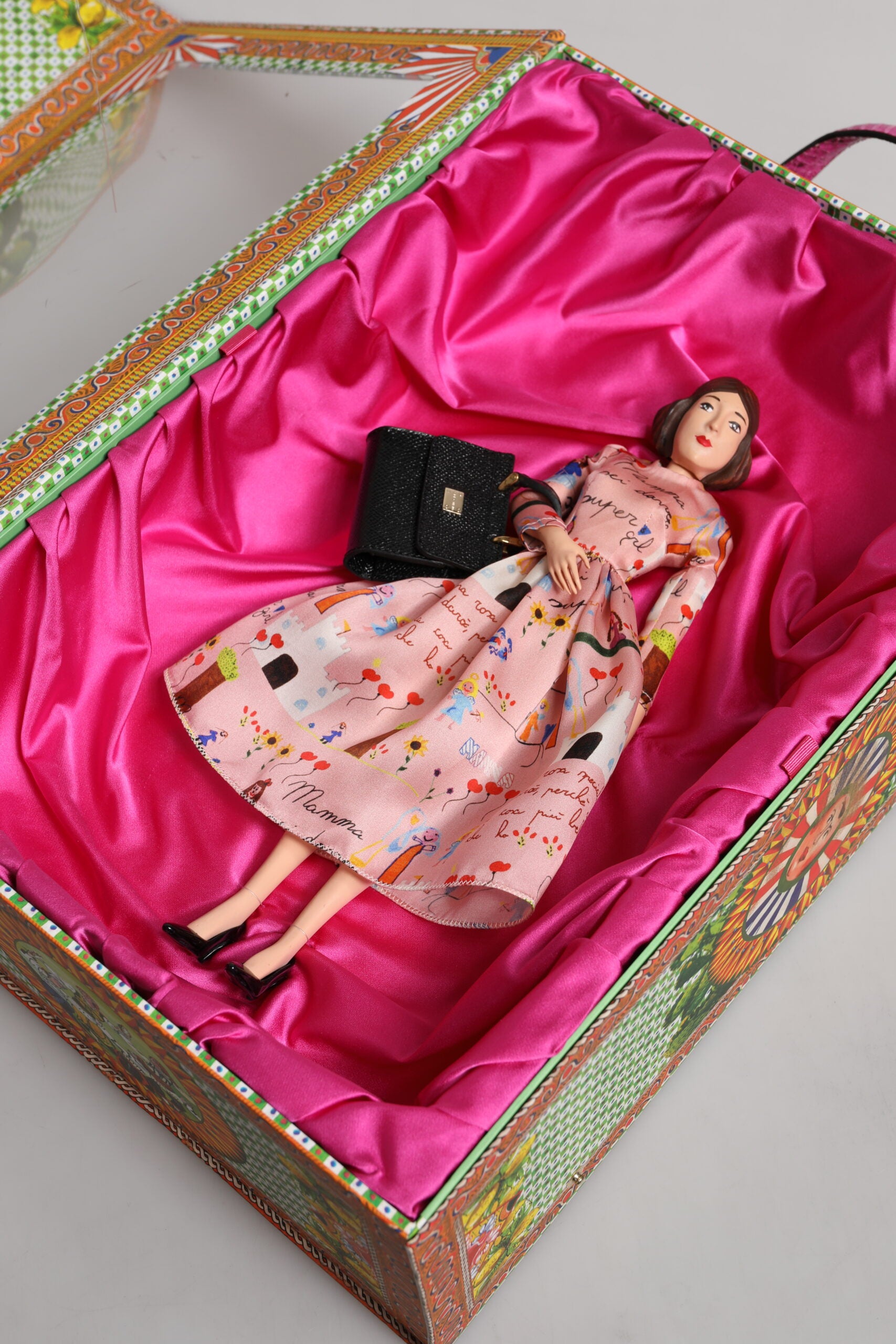 Robe rose, porcelaine de céramique, mode, cuir, poupées de Sicile