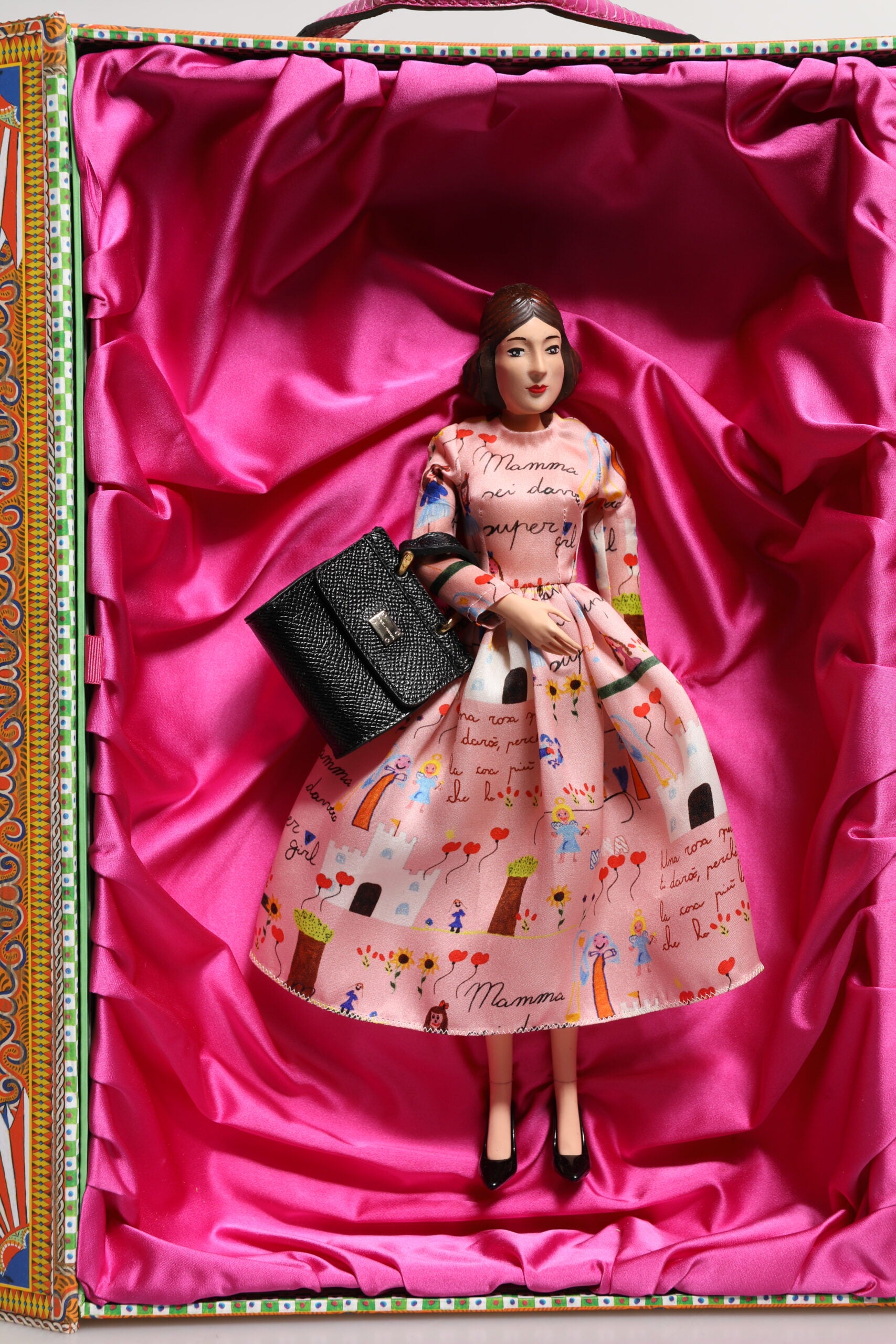 Robe rose, porcelaine de céramique, mode, cuir, poupées de Sicile
