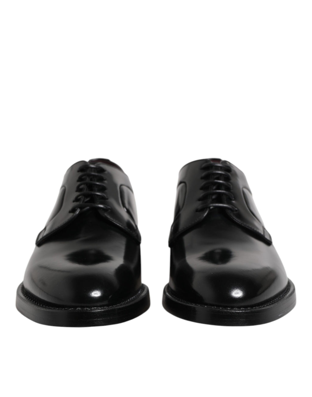 Chaussures habillées formelles en cuir noir à lacets, style derby.