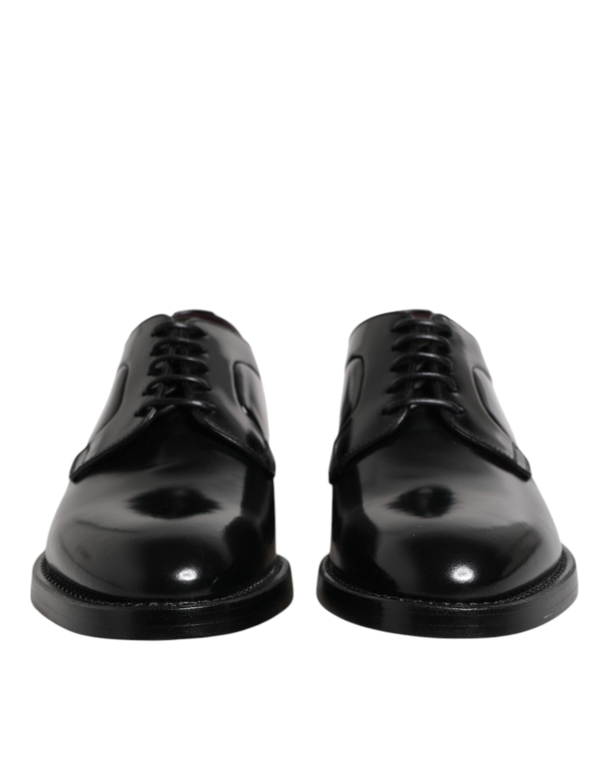 Chaussures habillées formelles en cuir noir à lacets, style derby.