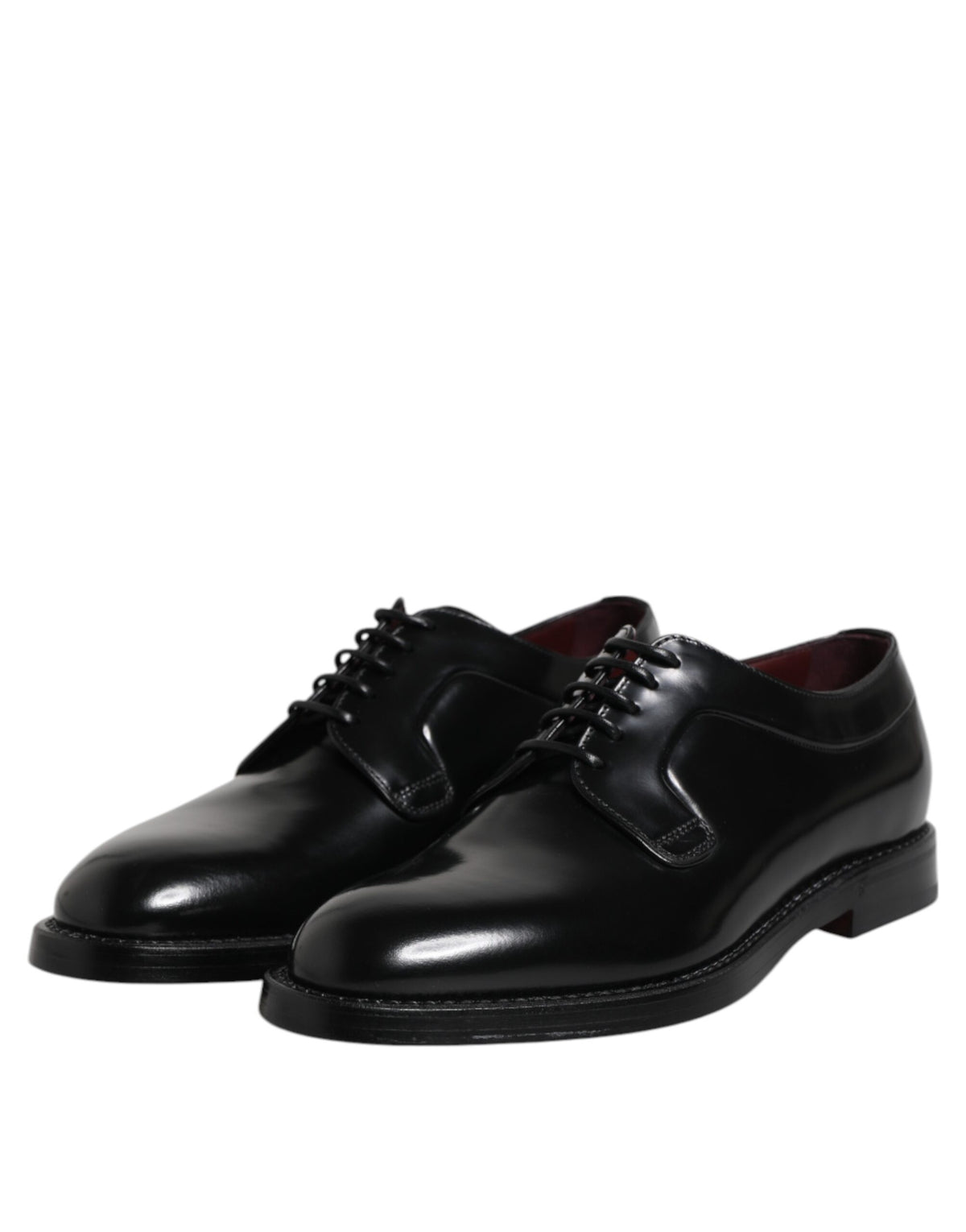 Chaussures habillées formelles en cuir noir à lacets, style derby.