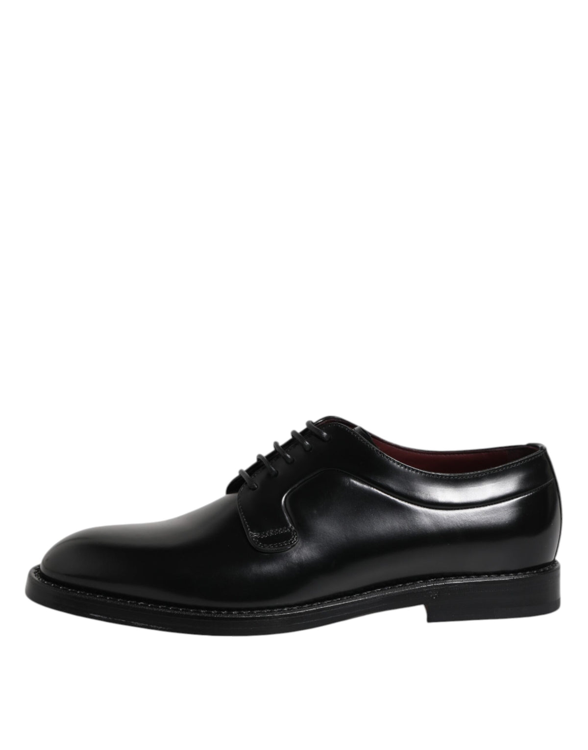 Chaussures habillées formelles en cuir noir à lacets, style derby.