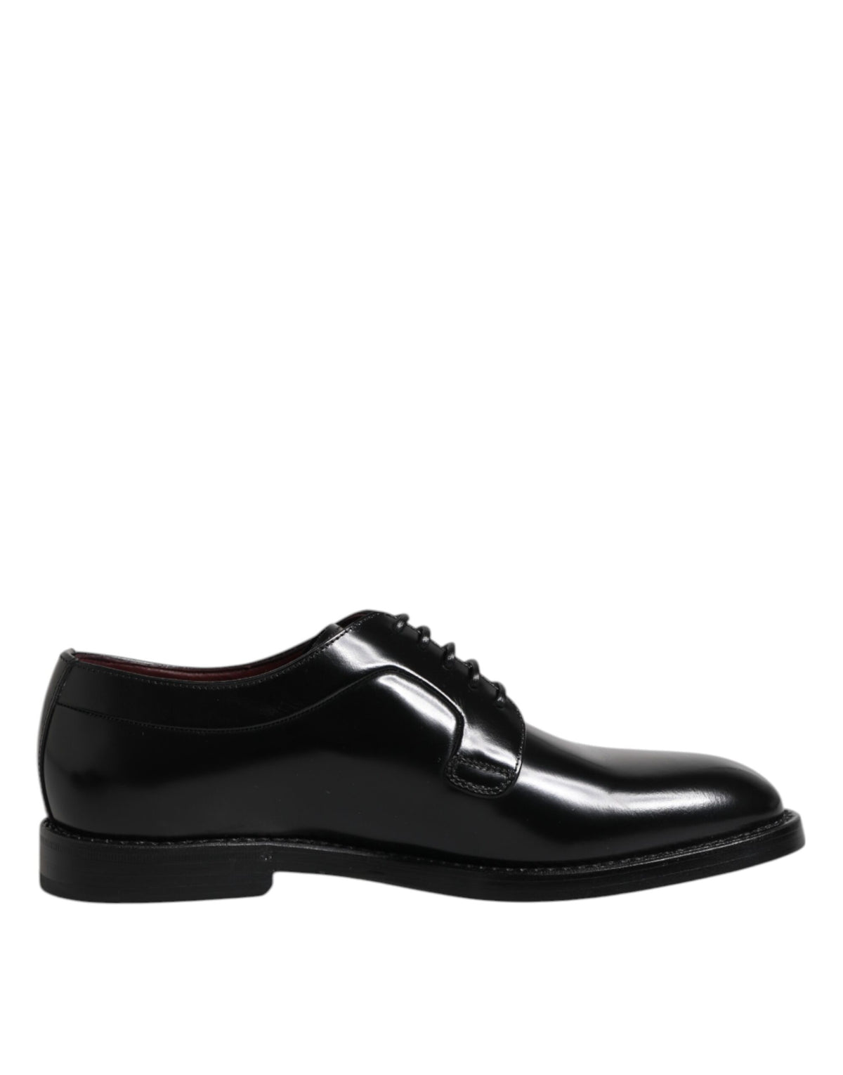 Chaussures habillées formelles en cuir noir à lacets, style derby.