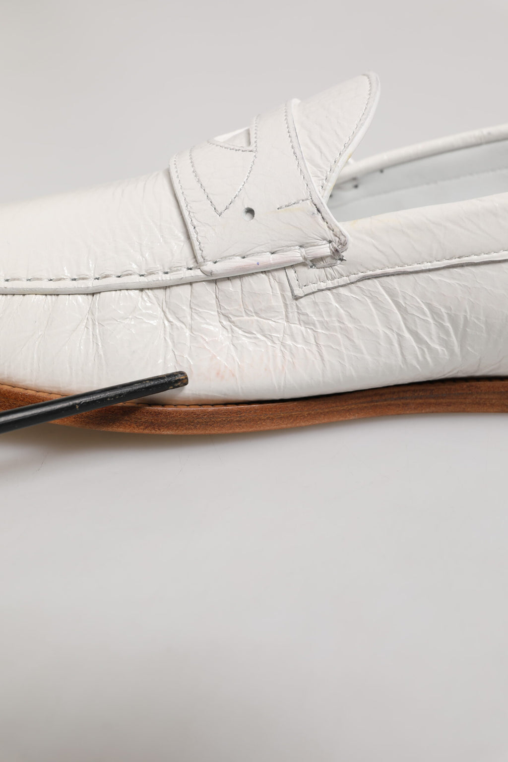 Mocassins en cuir blanc, chaussures plates à enfiler.