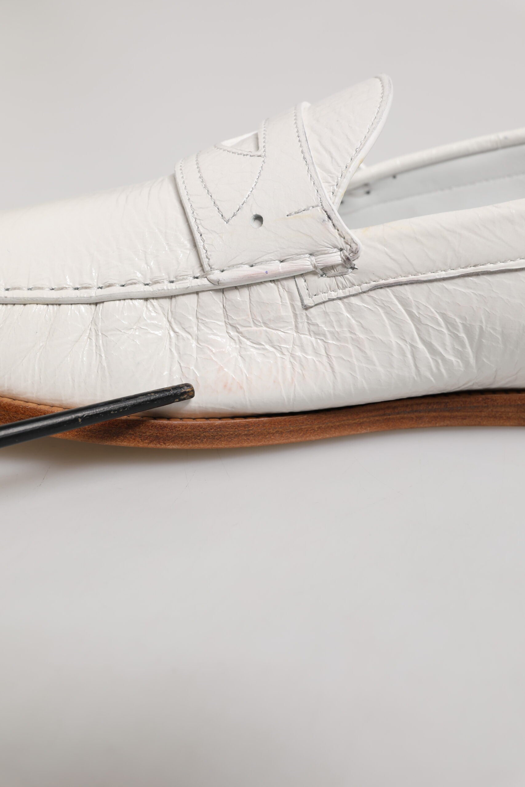 Mocassins en cuir blanc, chaussures plates à enfiler.