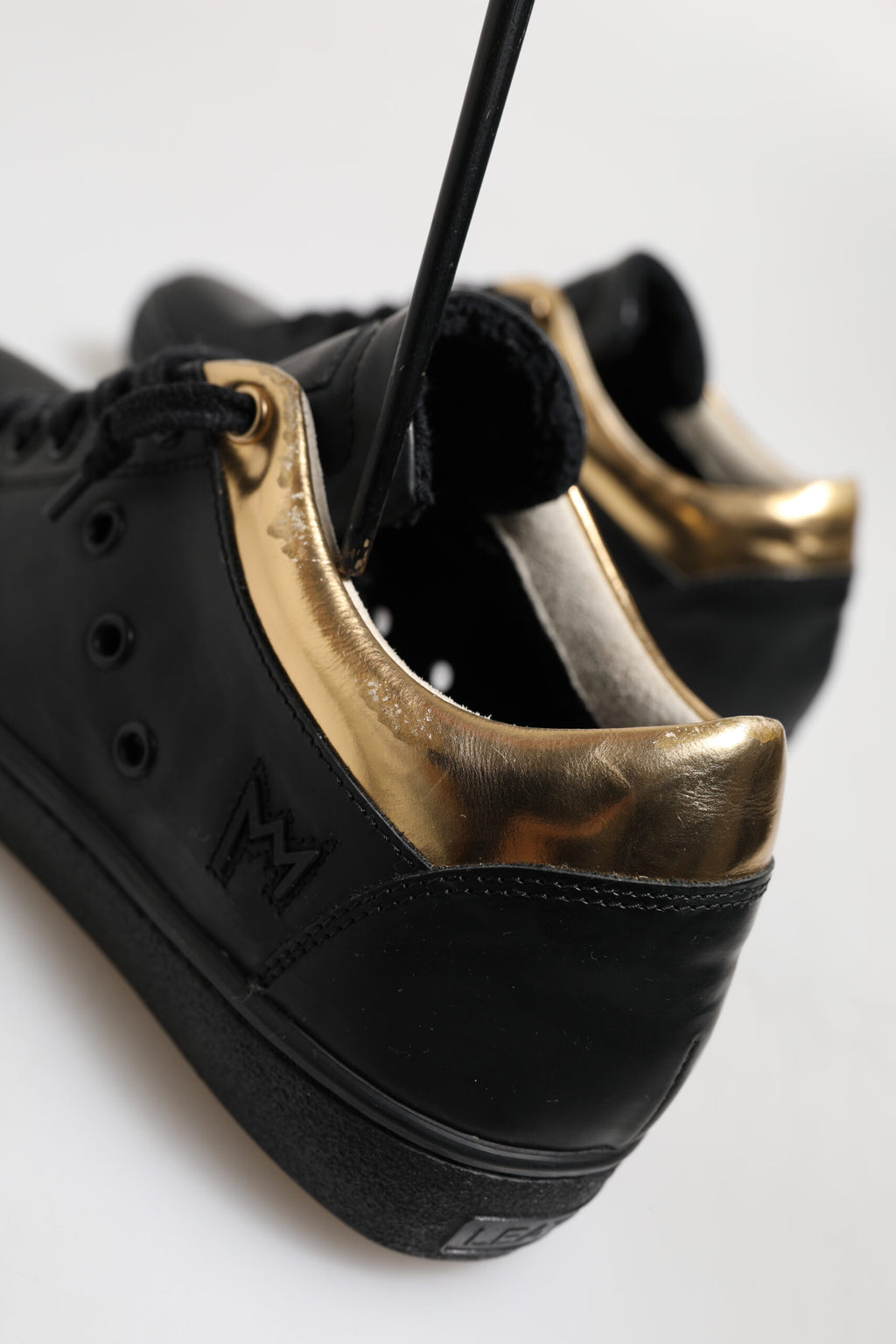 Sneakers basses à lacets pour femmes, noir et or