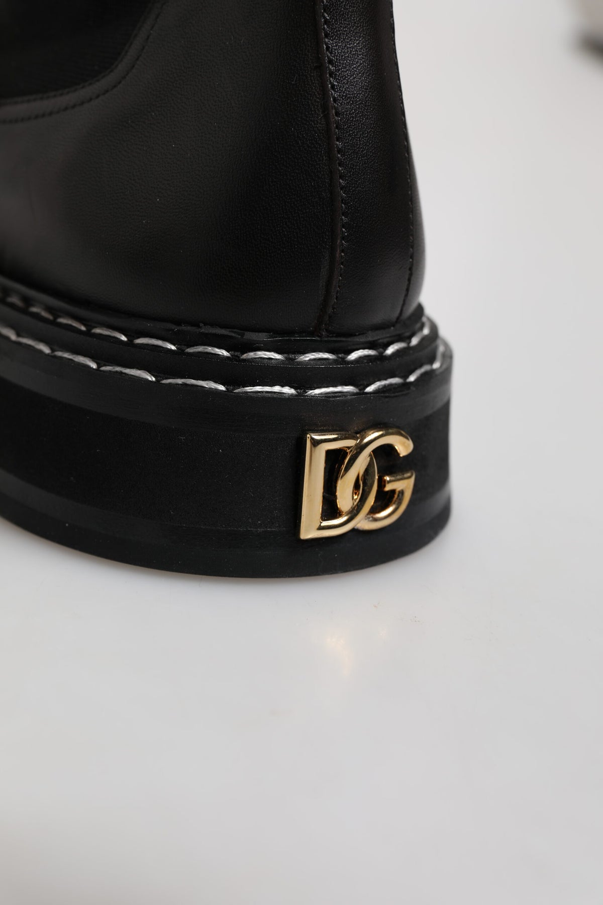 Bottes plates en cuir noir mi-mollet