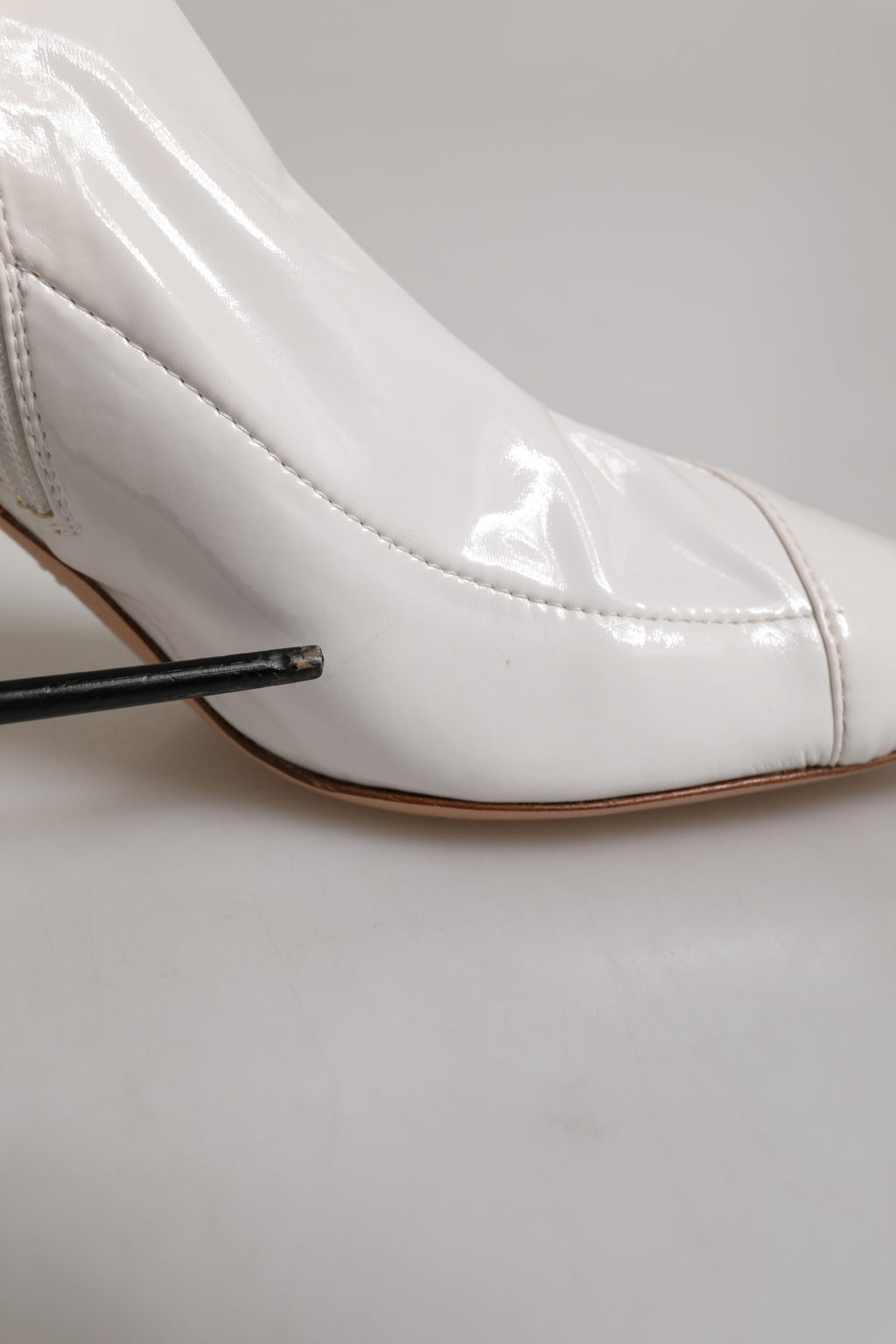 Bottines à talons aiguilles blancs, mi-mollet