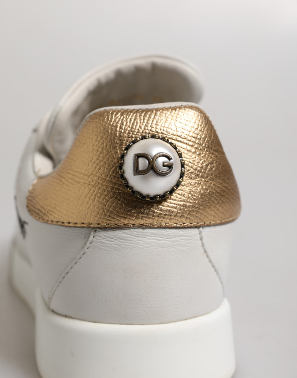 Sneakers basses en cuir blanc et or