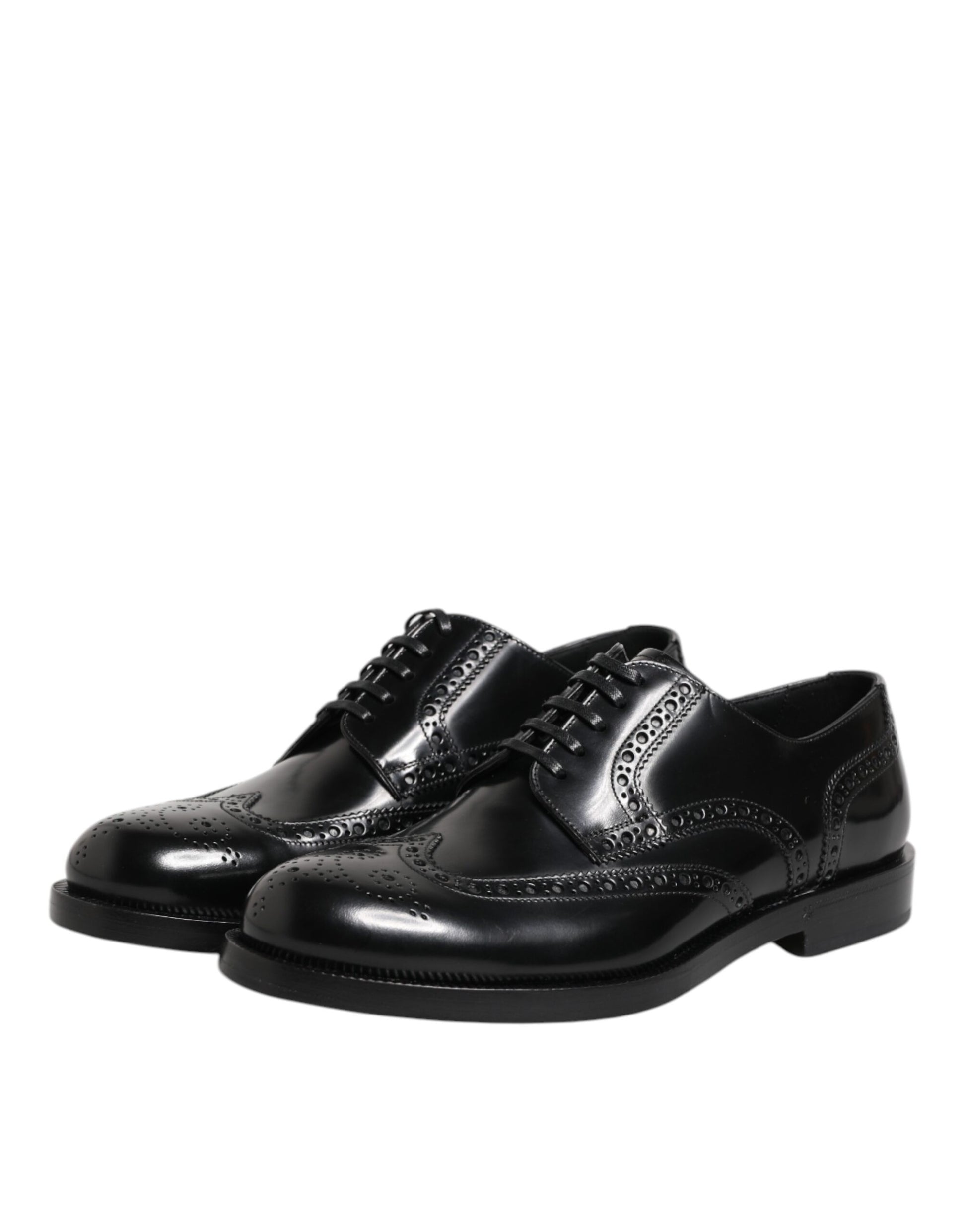 Chaussures habillées en cuir noir, style derby à bout pointu.