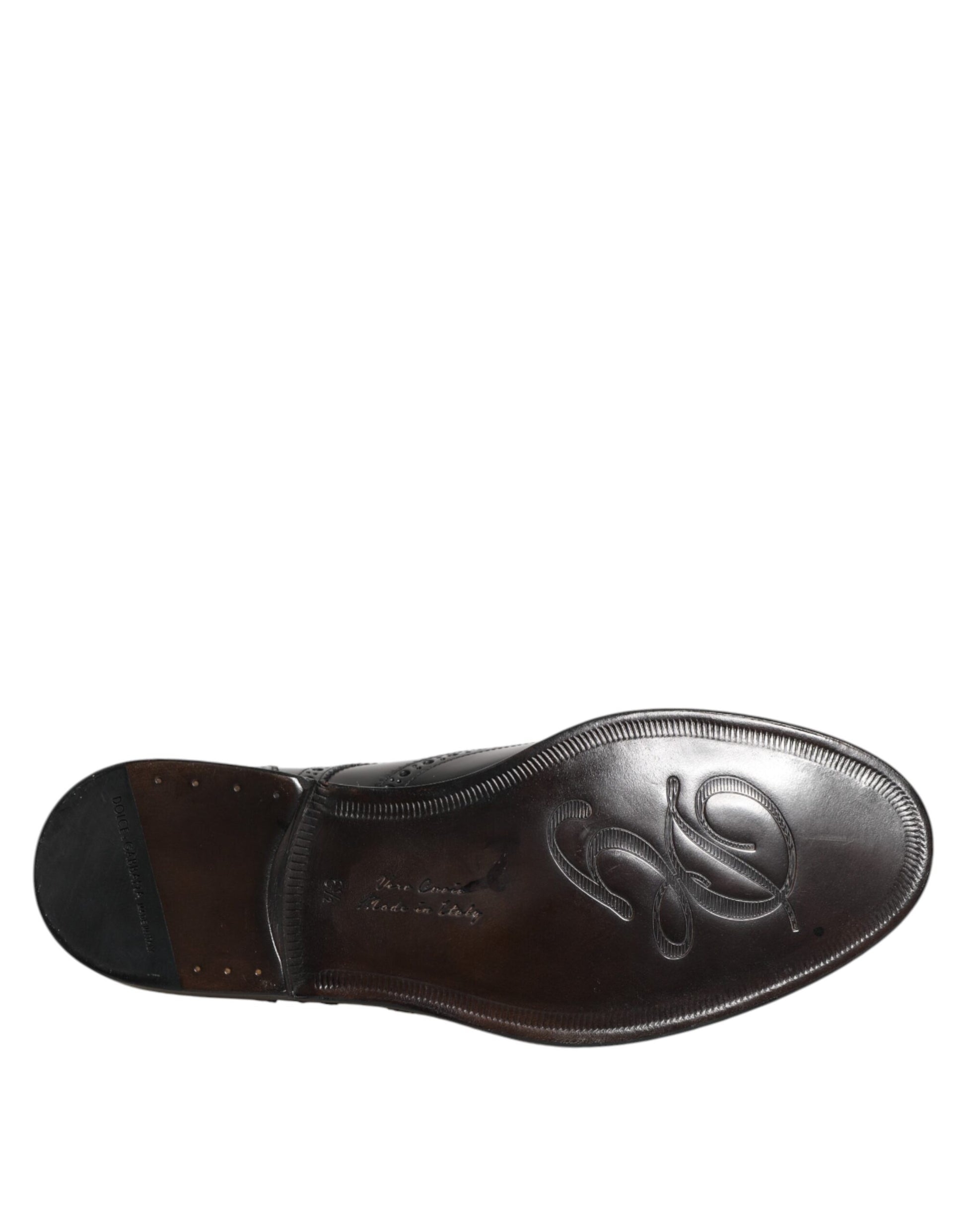 Chaussures habillées en cuir noir, style derby à bout pointu.