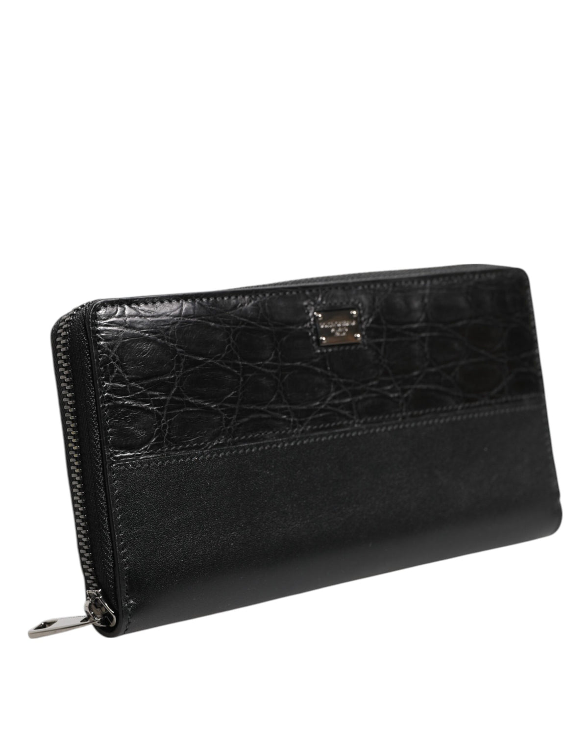 Portefeuille continental à fermeture éclair en cuir noir avec plaque de logo.