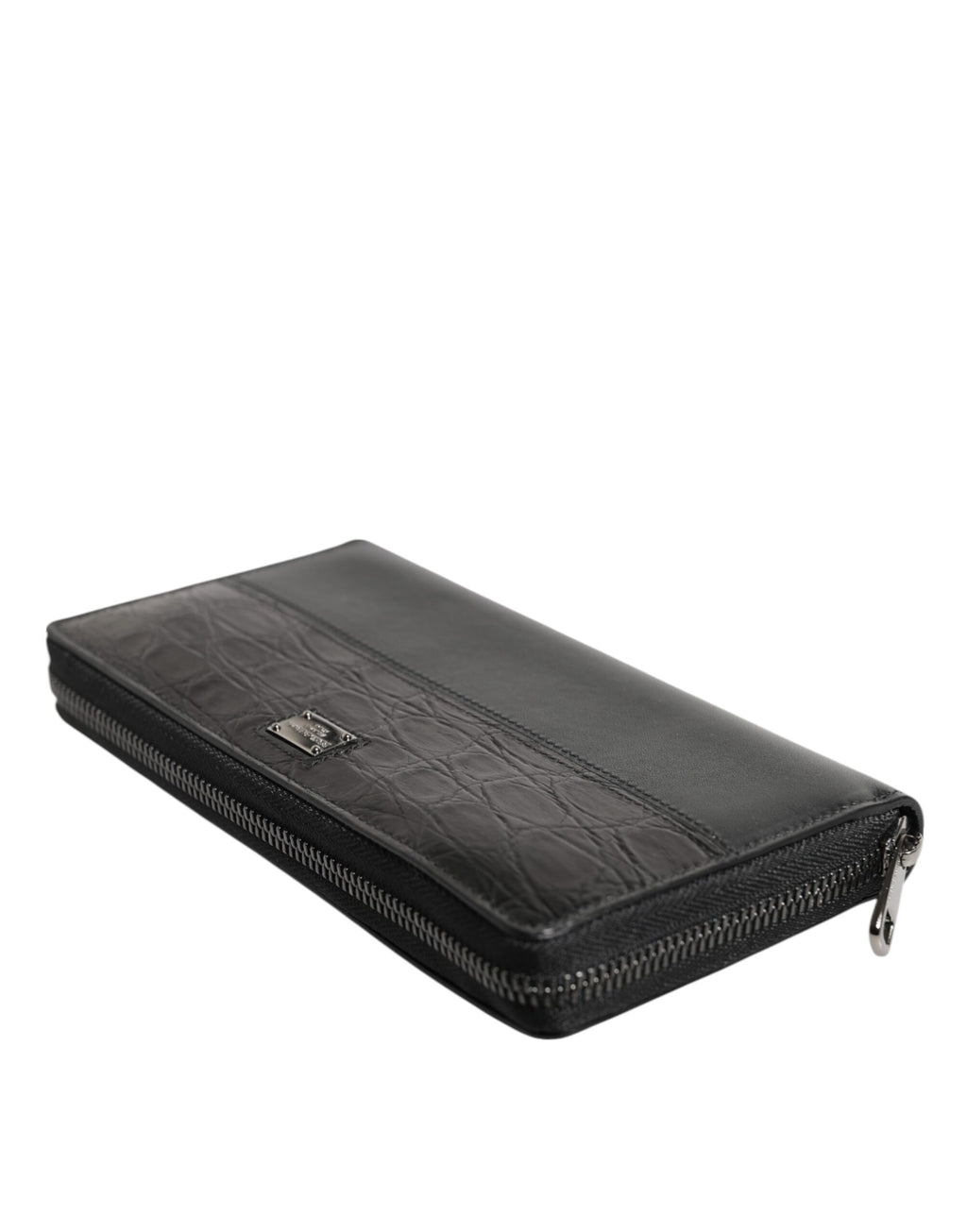 Portefeuille continental à fermeture éclair en cuir noir avec plaque de logo.