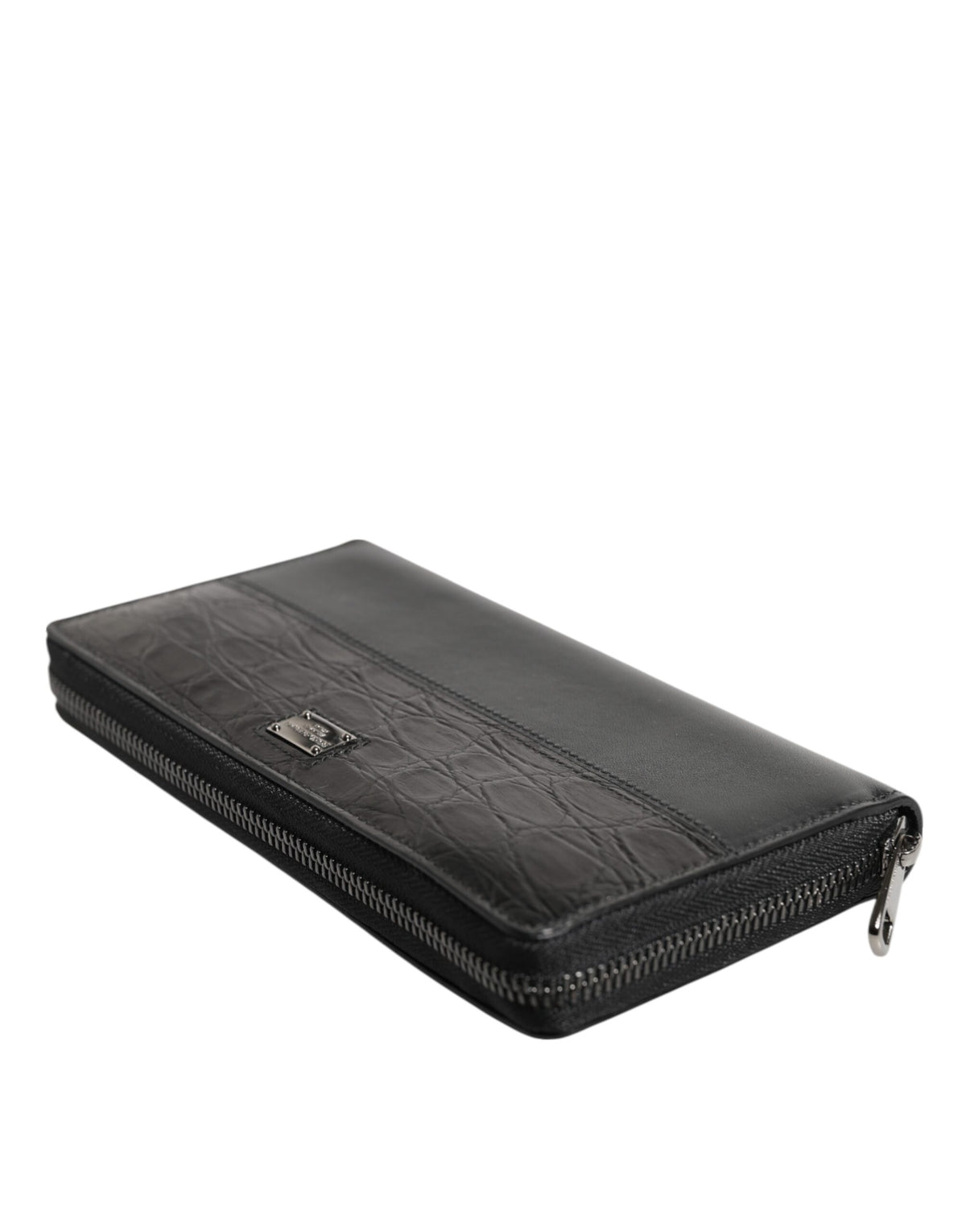 Portefeuille continental à fermeture éclair en cuir noir avec plaque de logo.