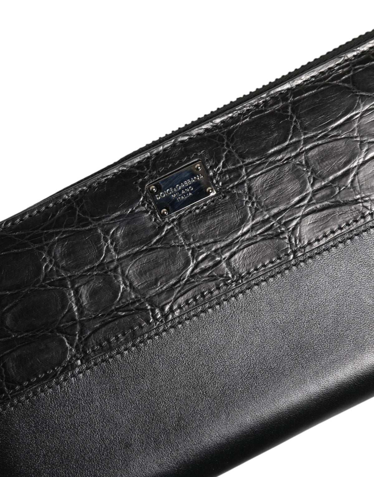Portefeuille continental à fermeture éclair en cuir noir avec plaque de logo.