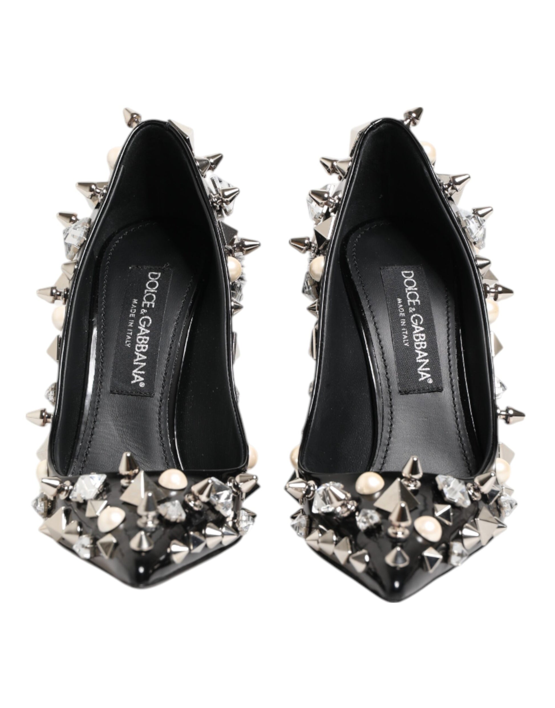 Escarpins à talons aiguilles ornés de cristaux noirs.