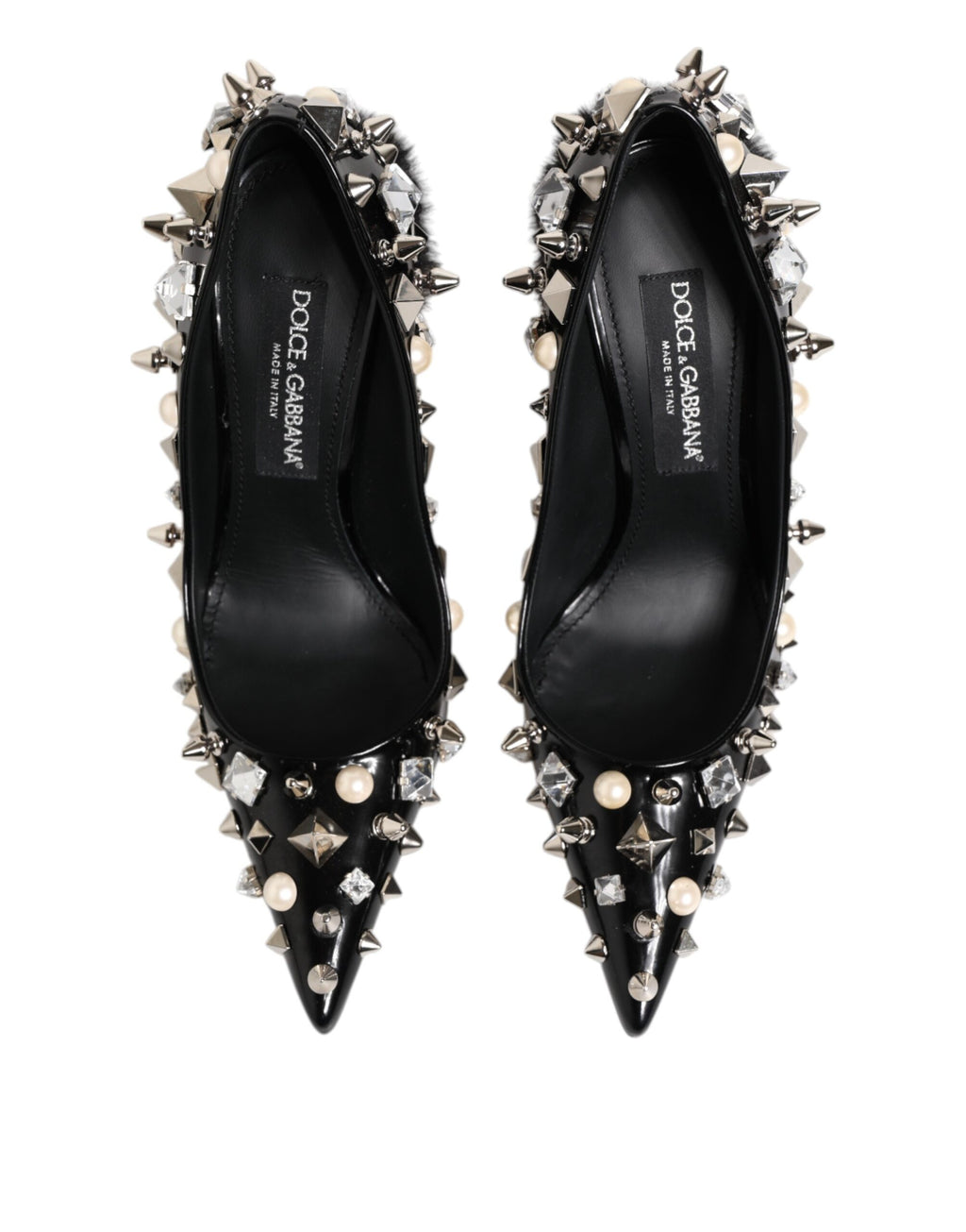 Escarpins à talons aiguilles ornés de cristaux noirs.