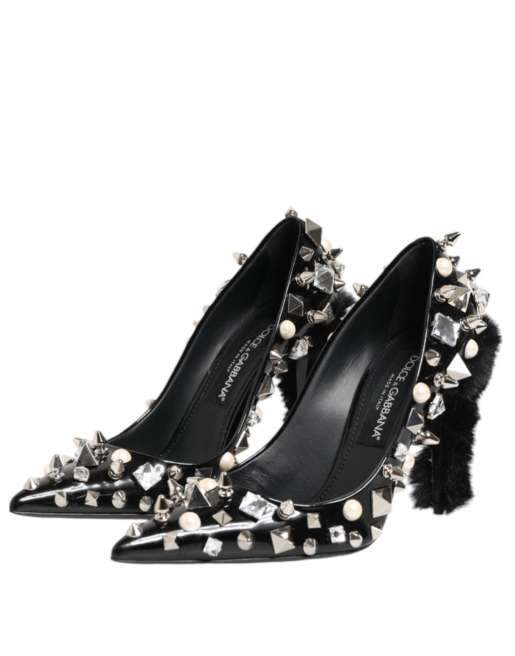 Escarpins à talons aiguilles ornés de cristaux noirs.