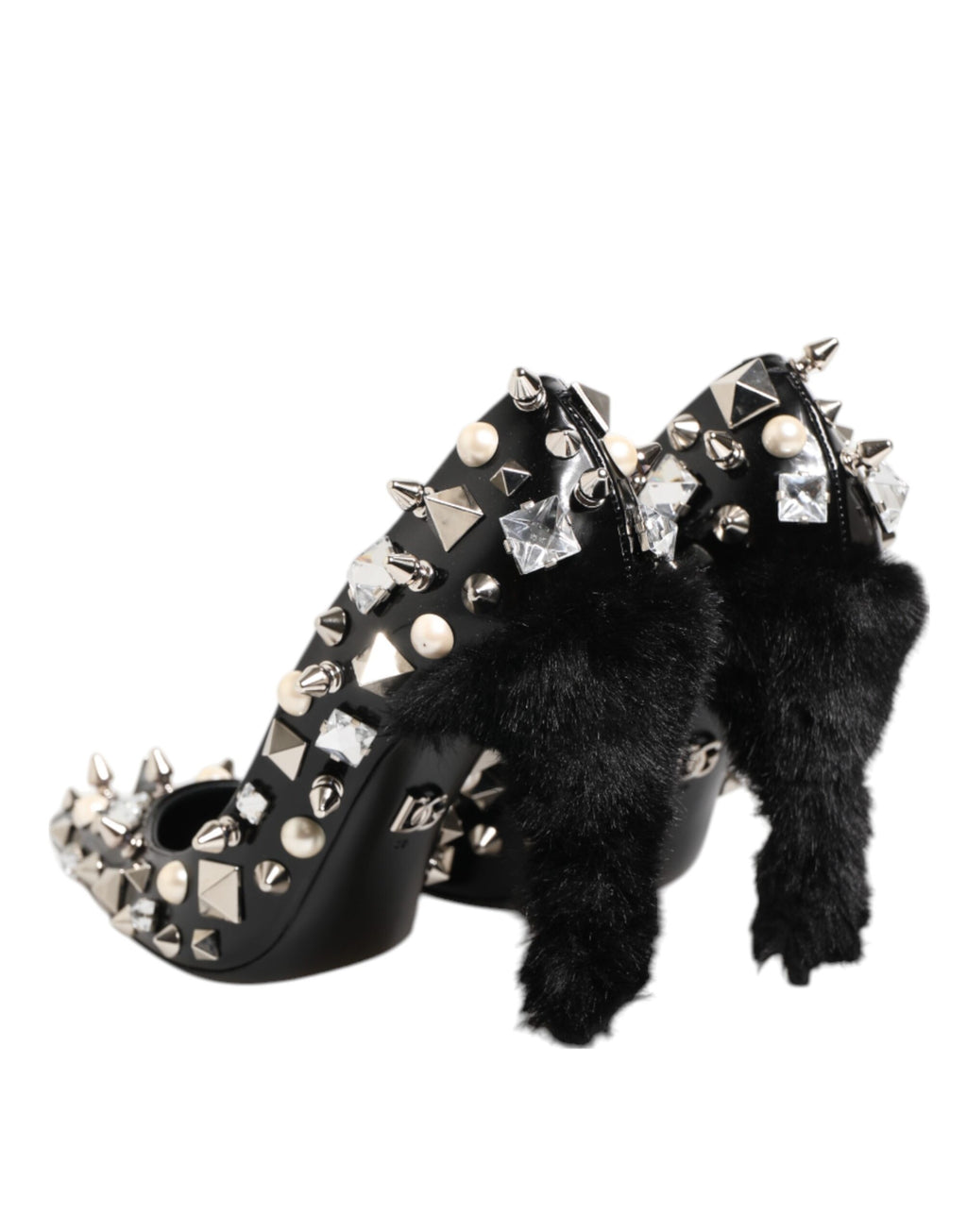 Escarpins à talons aiguilles ornés de cristaux noirs.
