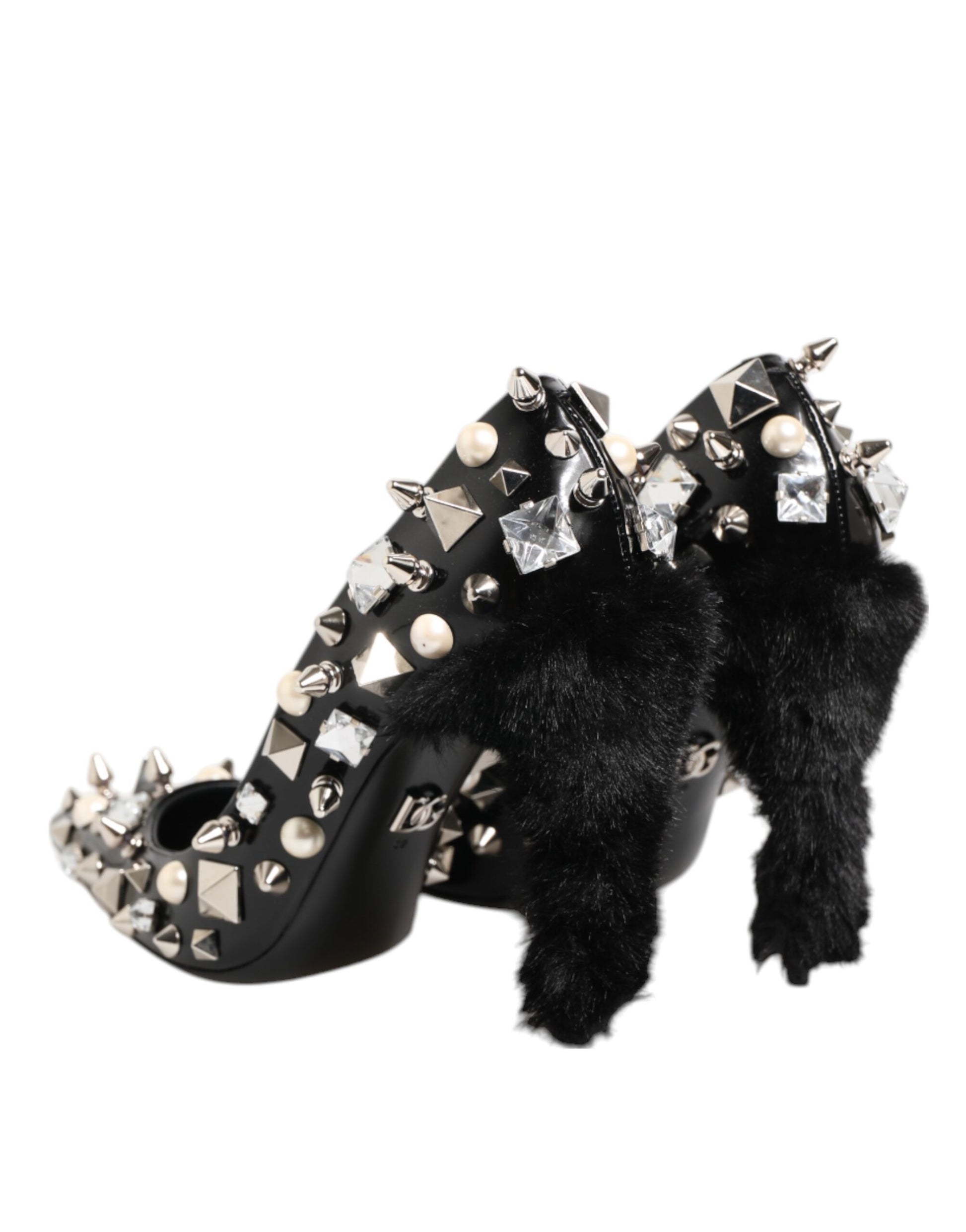 Escarpins à talons aiguilles ornés de cristaux noirs.