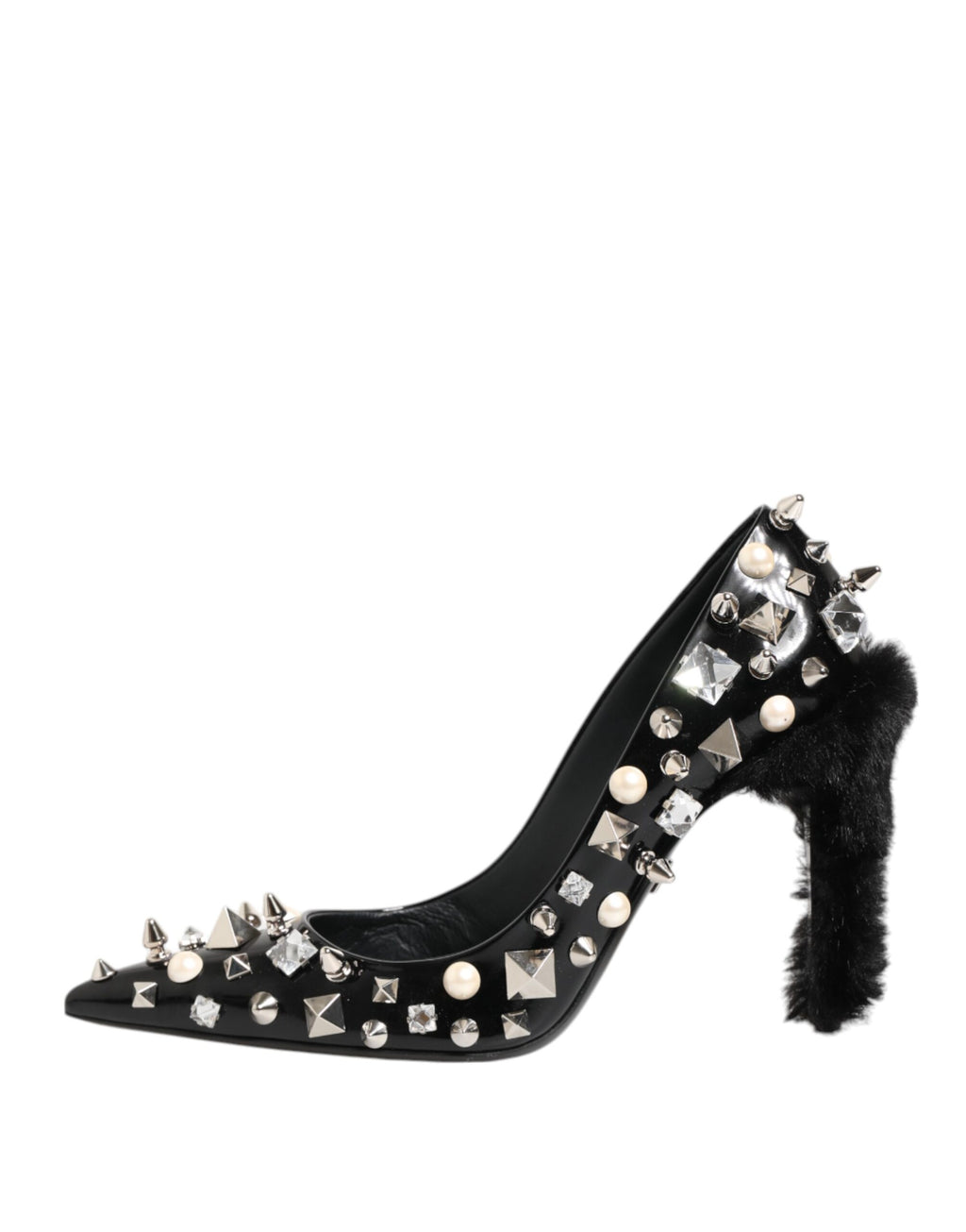 Escarpins à talons aiguilles ornés de cristaux noirs.