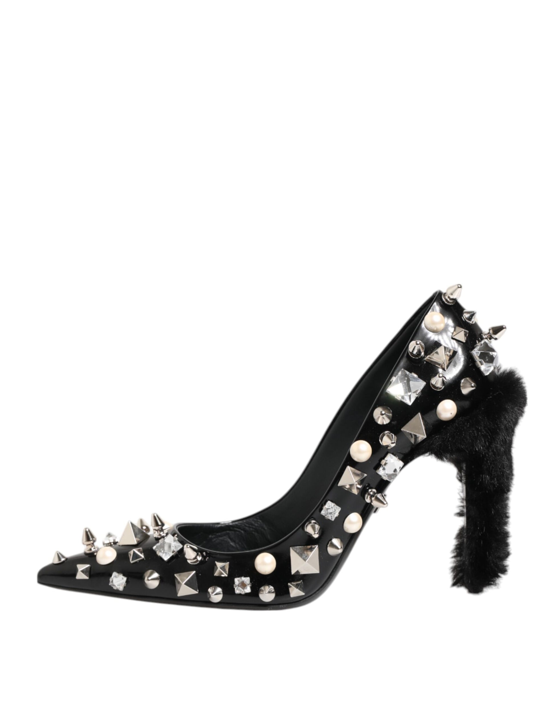 Escarpins à talons aiguilles ornés de cristaux noirs.