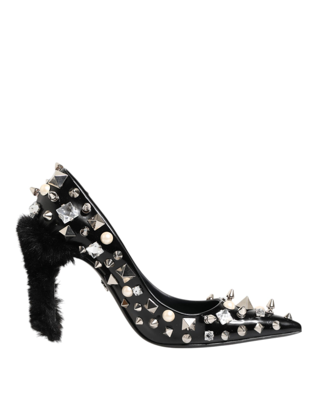 Escarpins à talons aiguilles ornés de cristaux noirs.