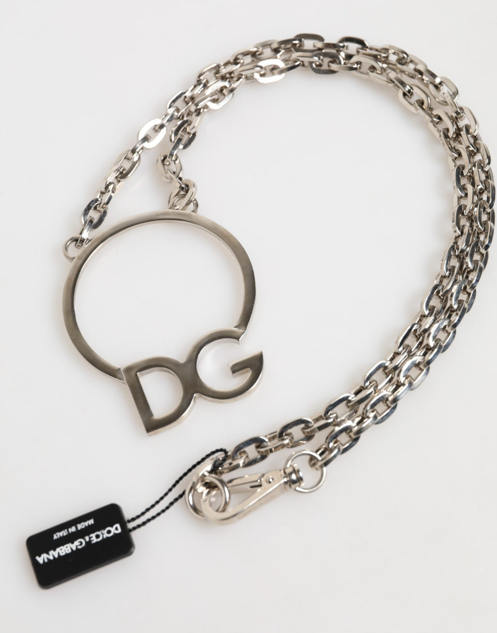 Collier homme avec pendentif logo DG en laiton plaqué argent.