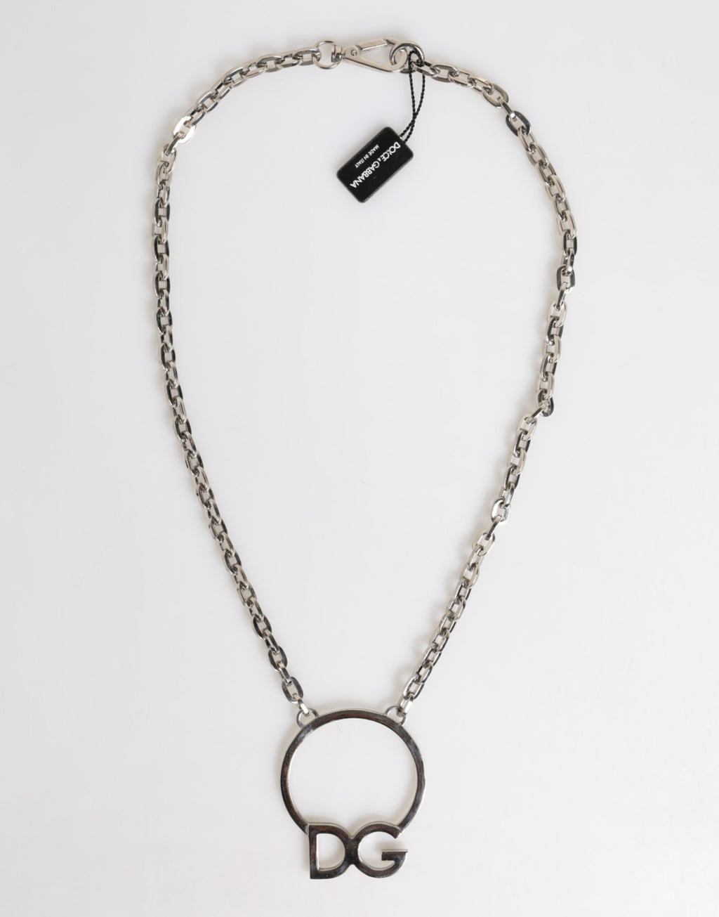Collier homme avec pendentif logo DG en laiton plaqué argent.