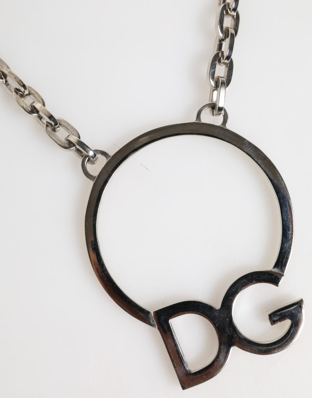 Collier homme avec pendentif logo DG en laiton plaqué argent.