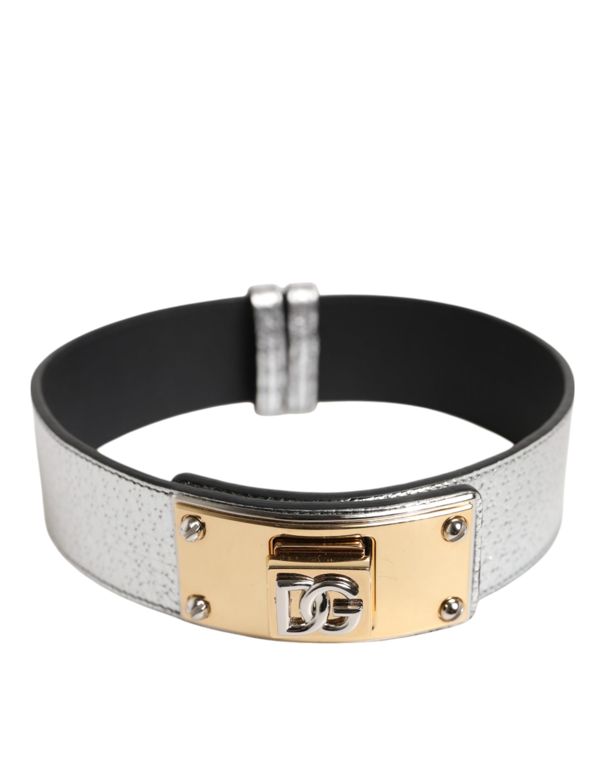 Collier en cuir texturé argenté avec détail métallique doré.