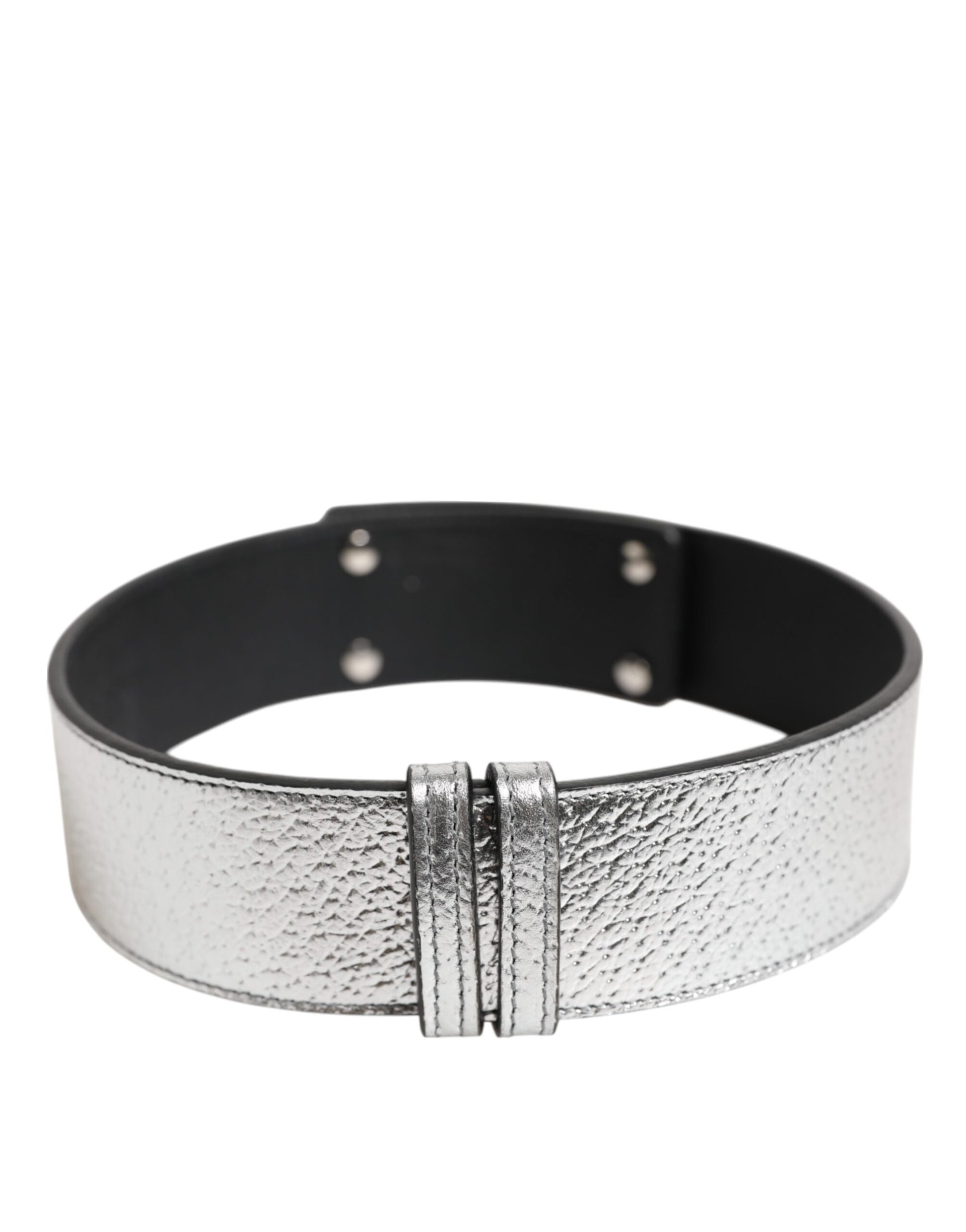 Collier en cuir texturé argenté avec détail métallique doré.